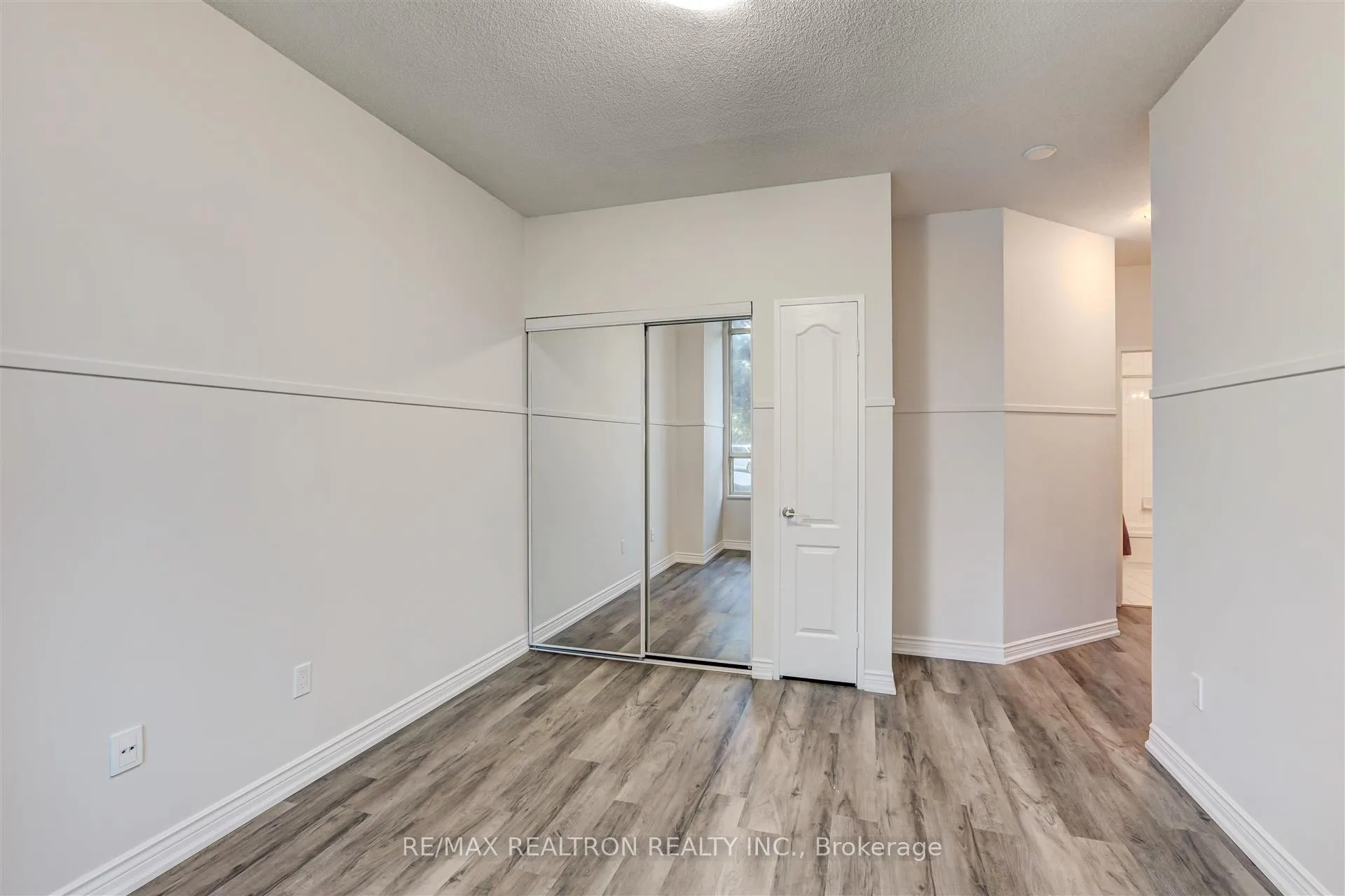Photo 12 of Unit 100, 7 Townsgate Drive, Vaughan, Crestwood-Springfarm-Yorkhill — HOMEH