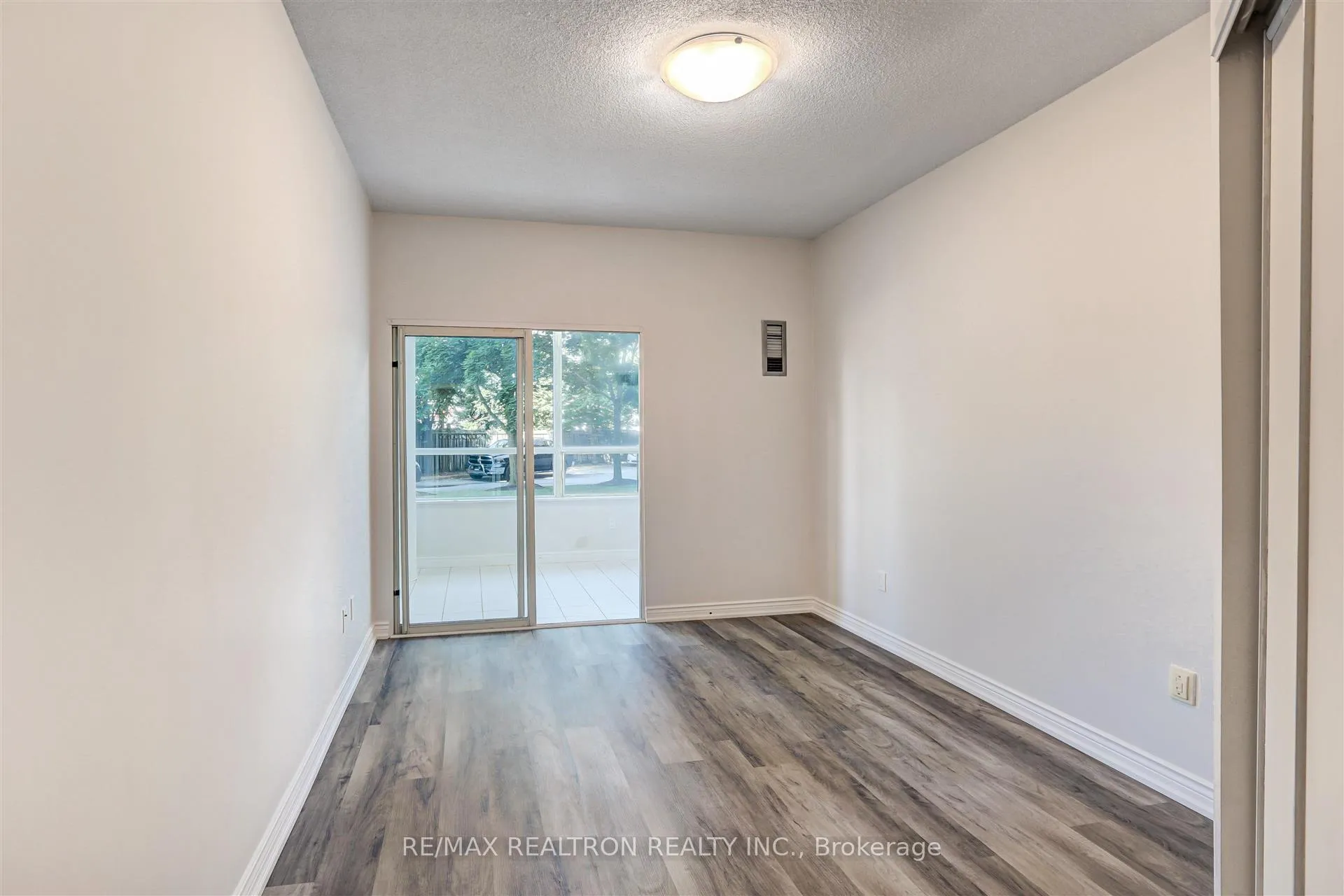 Photo 14 of Unit 100, 7 Townsgate Drive, Vaughan, Crestwood-Springfarm-Yorkhill — HOMEH