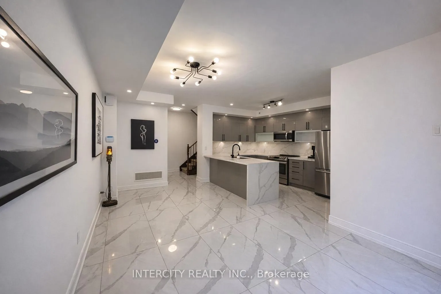 Photo 2 of Unit 8, 7 Brighton Place, Vaughan, Crestwood-Springfarm-Yorkhill — HOMEH