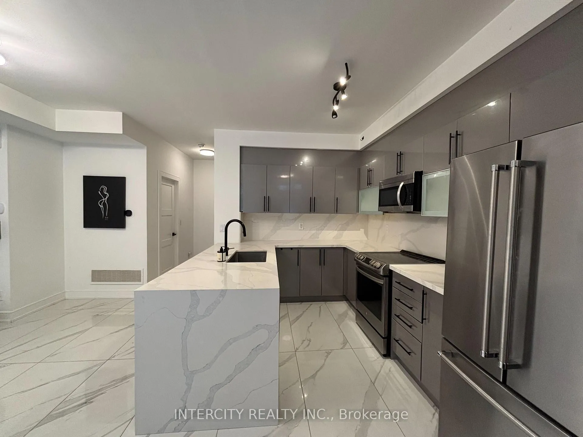 Photo 3 of Unit 8, 7 Brighton Place, Vaughan, Crestwood-Springfarm-Yorkhill — HOMEH