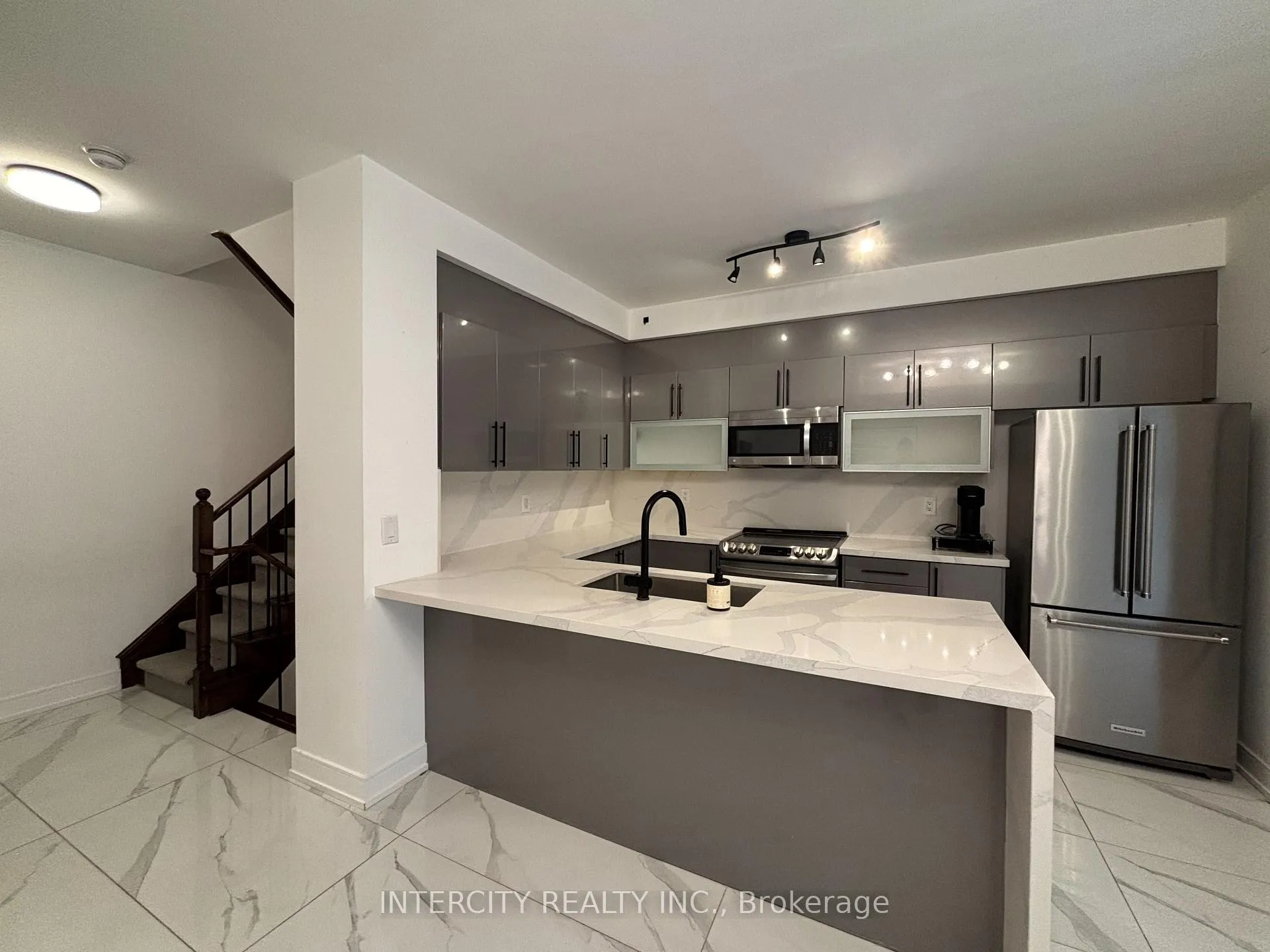 Photo 4 of Unit 8, 7 Brighton Place, Vaughan, Crestwood-Springfarm-Yorkhill — HOMEH