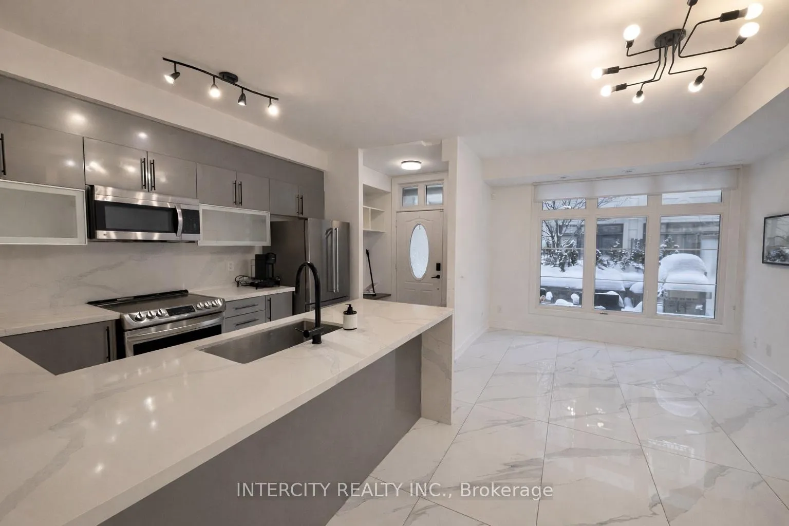 Photo 5 of Unit 8, 7 Brighton Place, Vaughan, Crestwood-Springfarm-Yorkhill — HOMEH