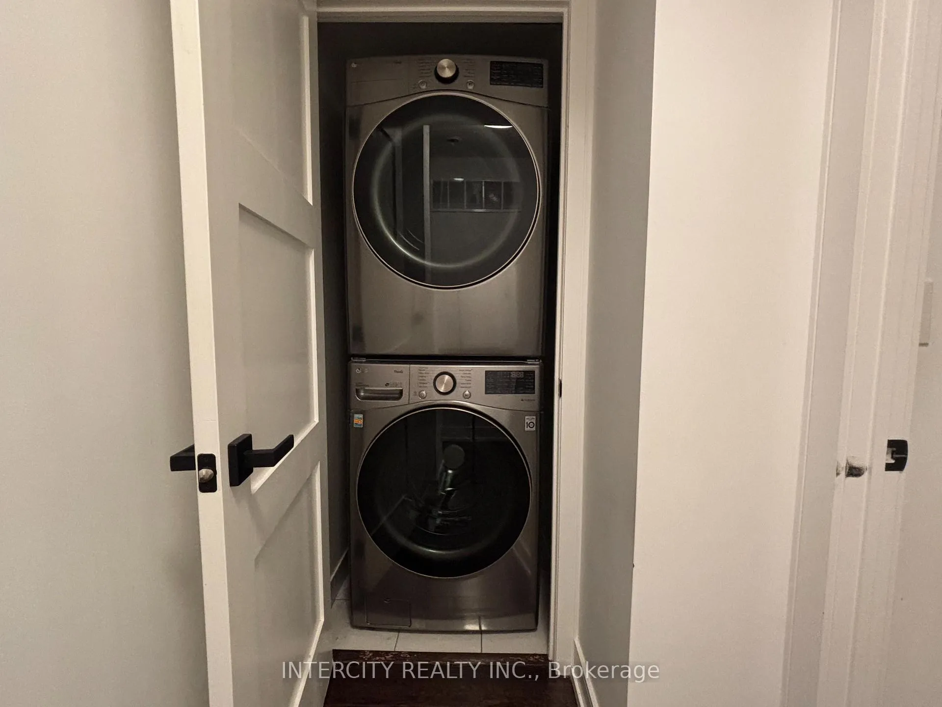 Photo 9 of Unit 8, 7 Brighton Place, Vaughan, Crestwood-Springfarm-Yorkhill — HOMEH