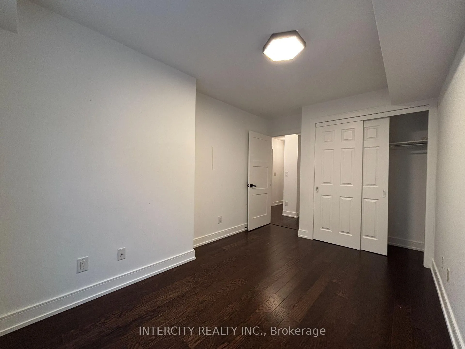 Photo 11 of Unit 8, 7 Brighton Place, Vaughan, Crestwood-Springfarm-Yorkhill — HOMEH