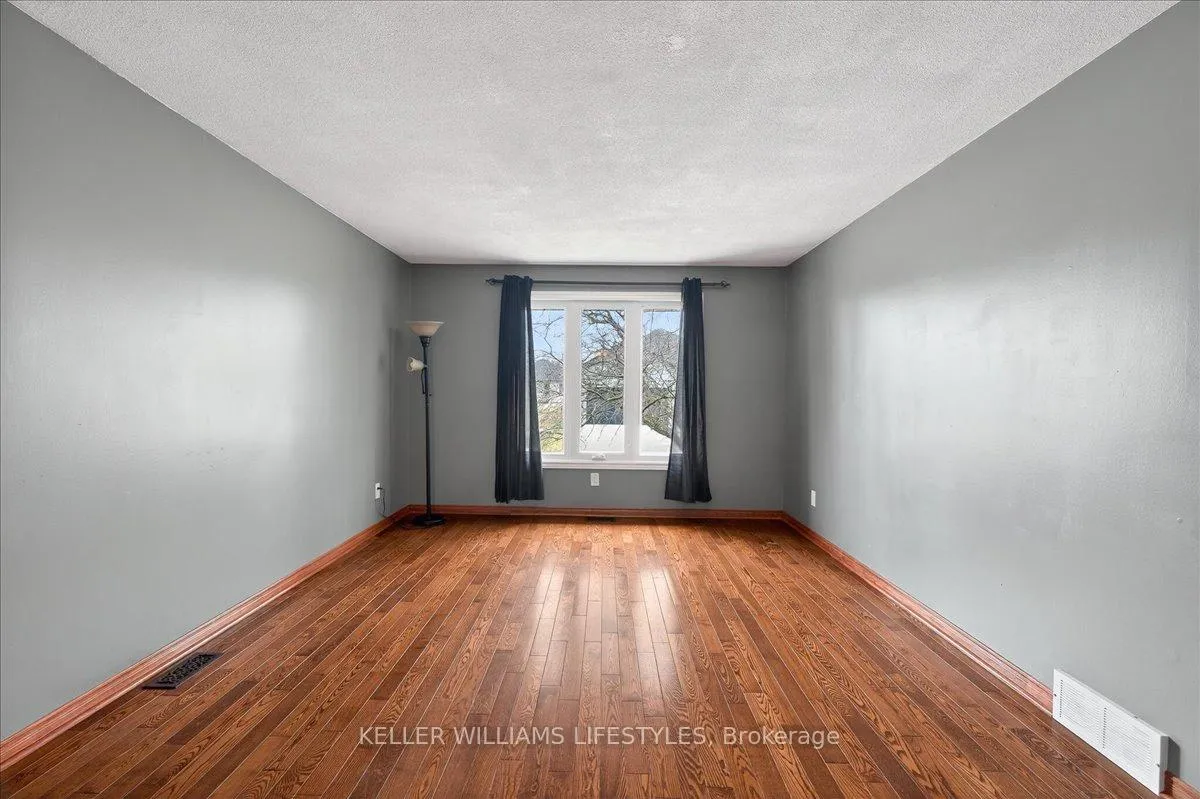 Photo 8 of 404 Ontario Street, Warwick, Watford — HOMEH