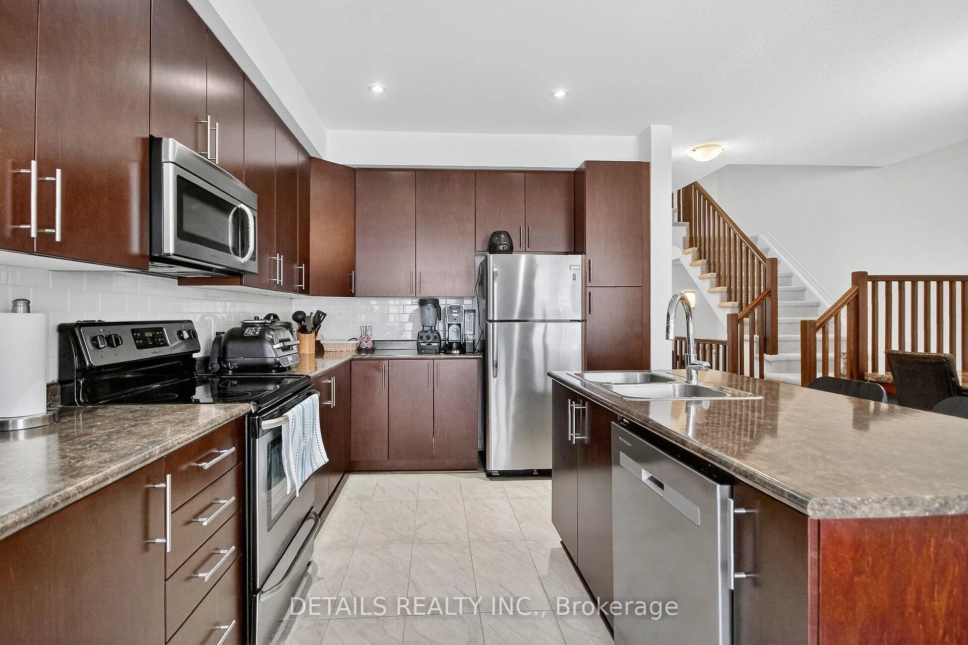 Photo 5 of 124 Overberg Way, Ottawa, Kanata - Emerald Meadows/Trailwest — HOMEH