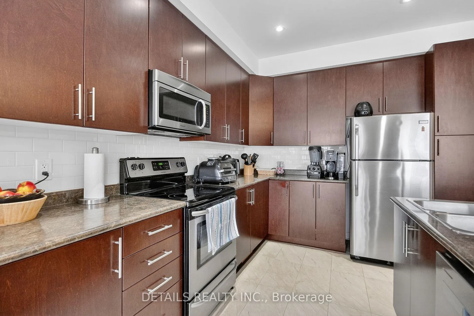 Photo 8 of 124 Overberg Way, Ottawa, Kanata - Emerald Meadows/Trailwest — HOMEH