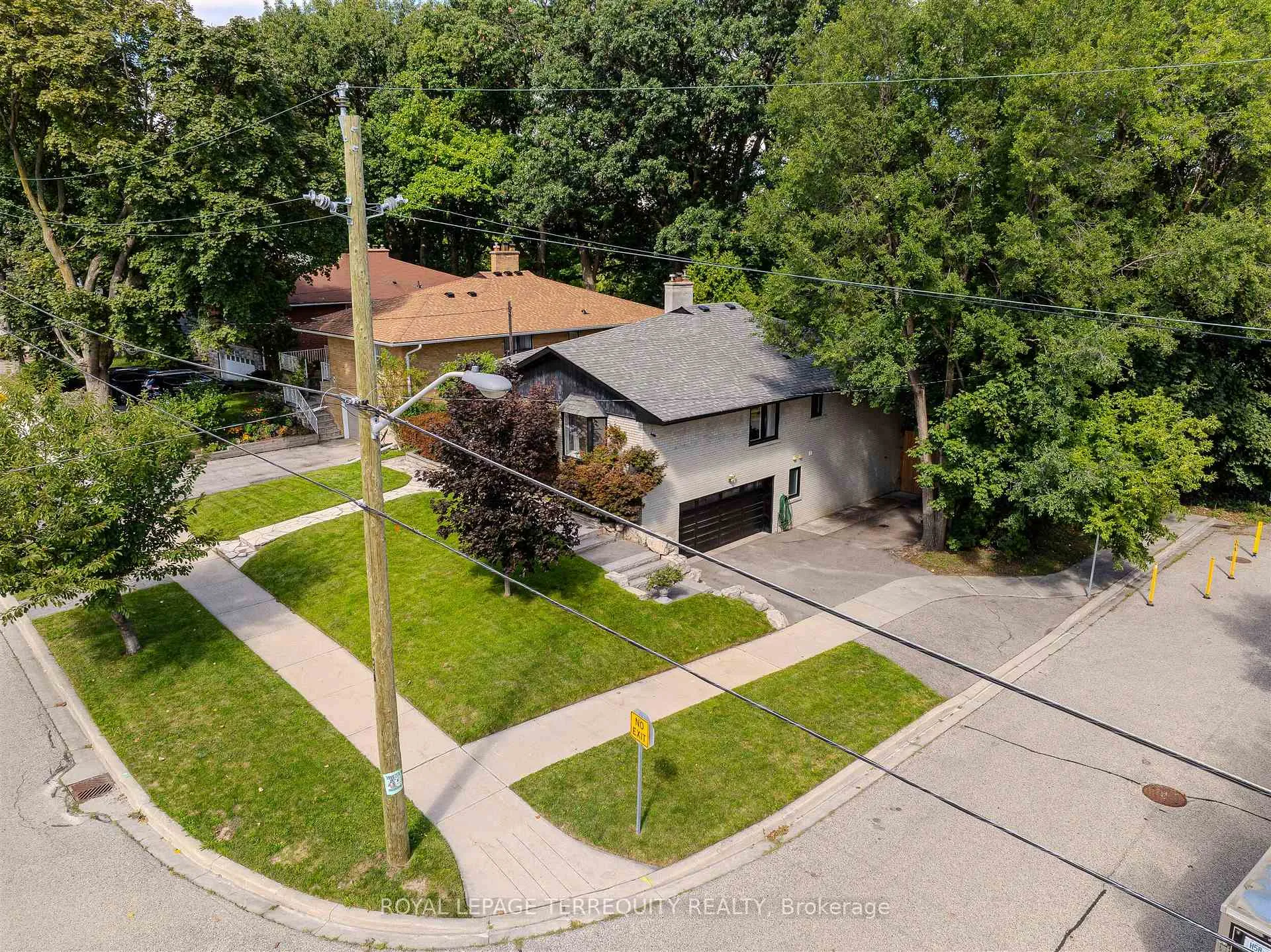 Photo 3 of 92 Saskatoon Drive, Etobicoke, Kingsview Village-The Westway — HOMEH