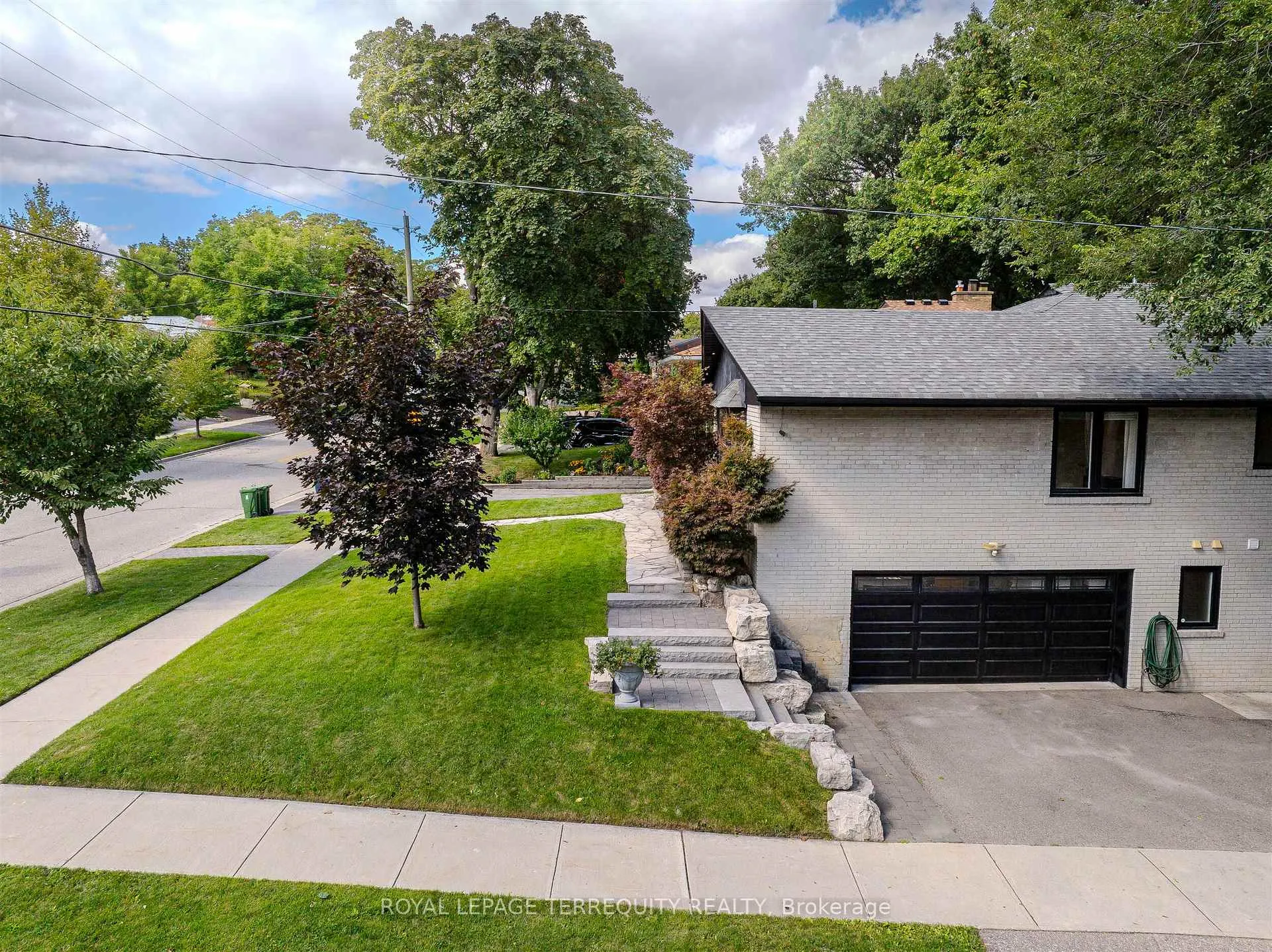 Photo 4 of 92 Saskatoon Drive, Etobicoke, Kingsview Village-The Westway — HOMEH