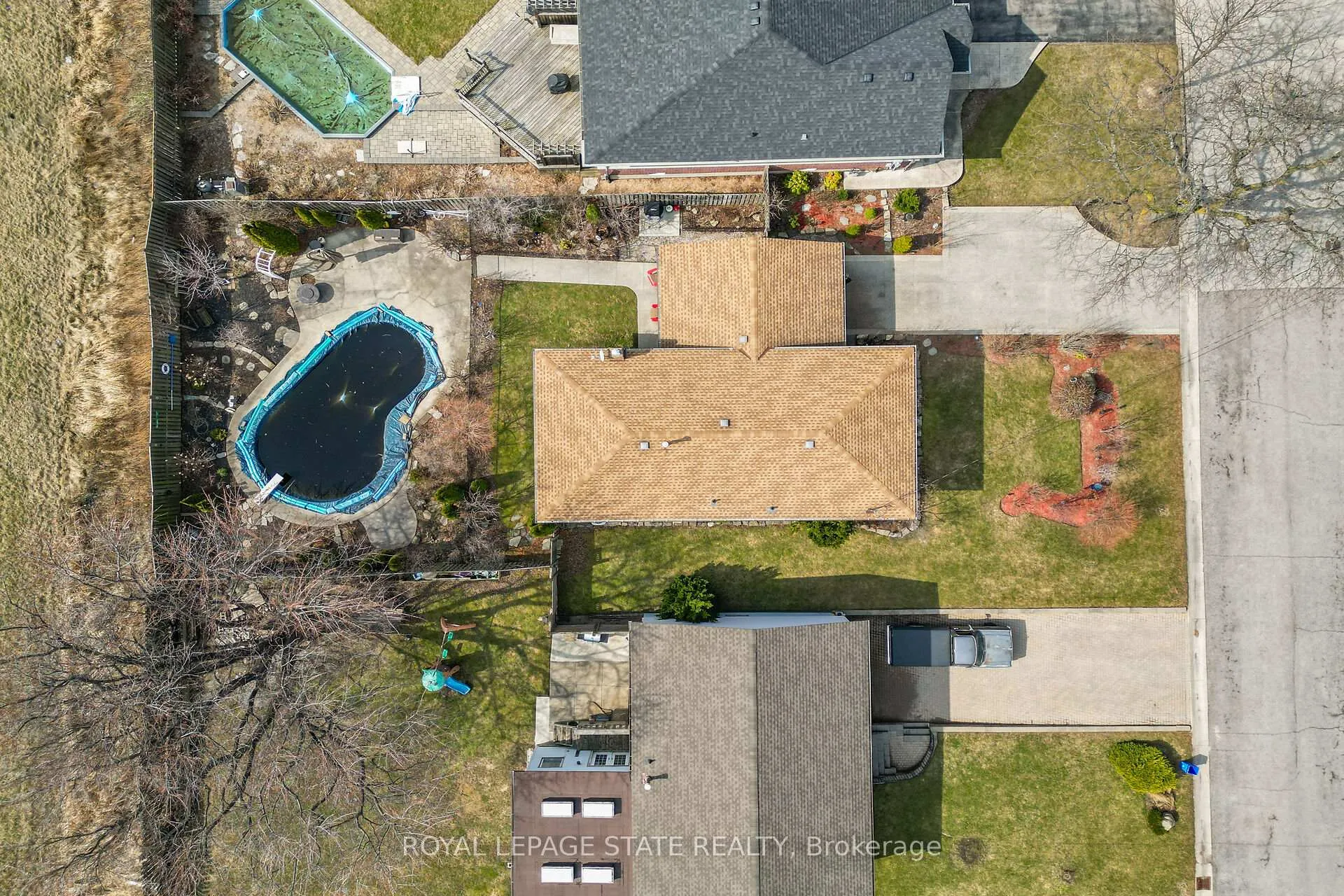 Photo 2 of 9 Sidare Court, Grimsby, Grimsby Beach — HOMEH
