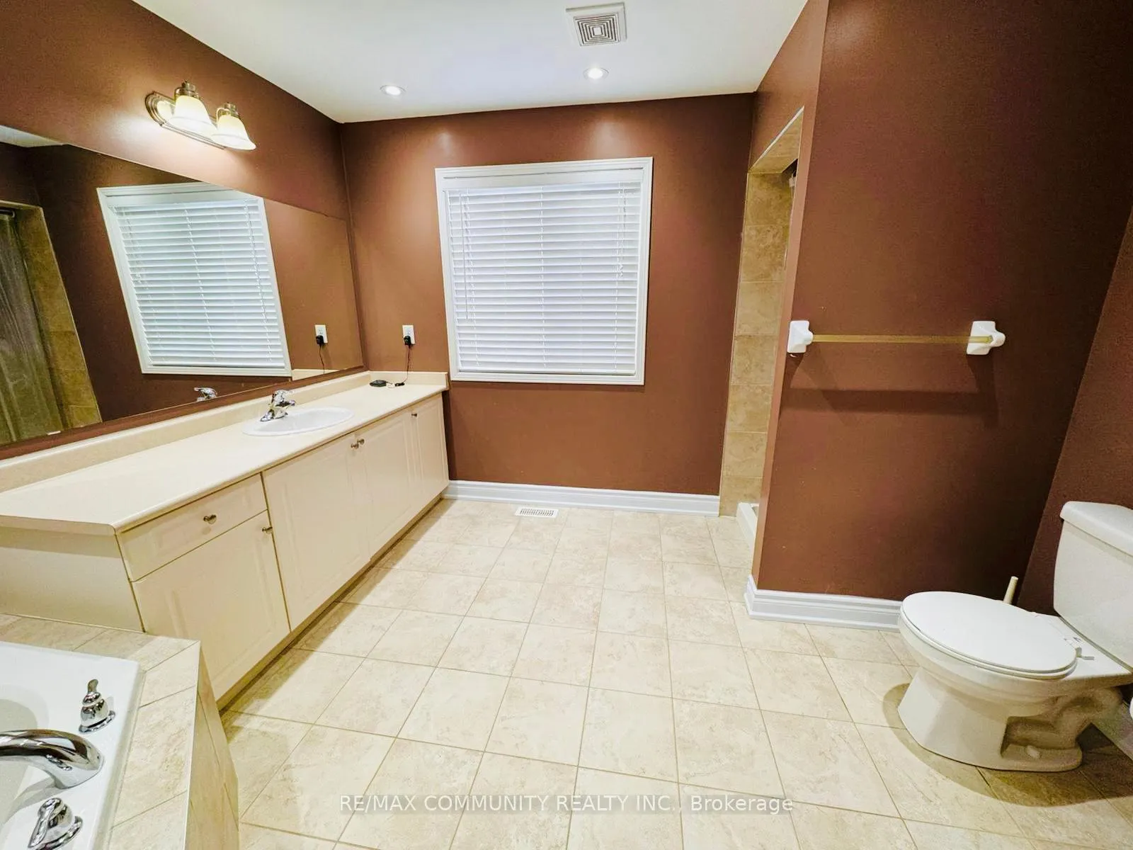 Photo 3 of 1059 Coldstream Drive, Oshawa, Taunton — HOMEH