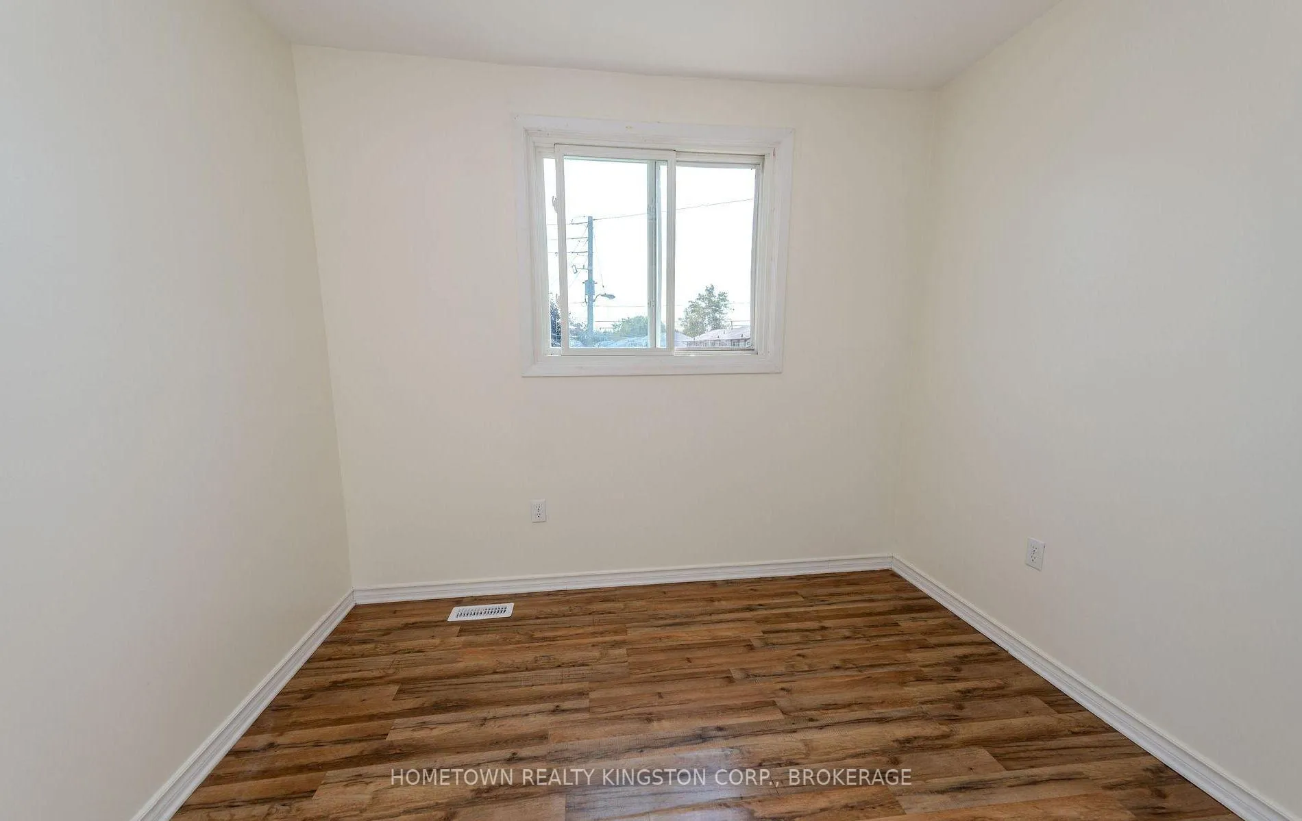 Photo 13 of 983 Oakview Avenue, Kingston, South of Taylor-Kidd Blvd — HOMEH
