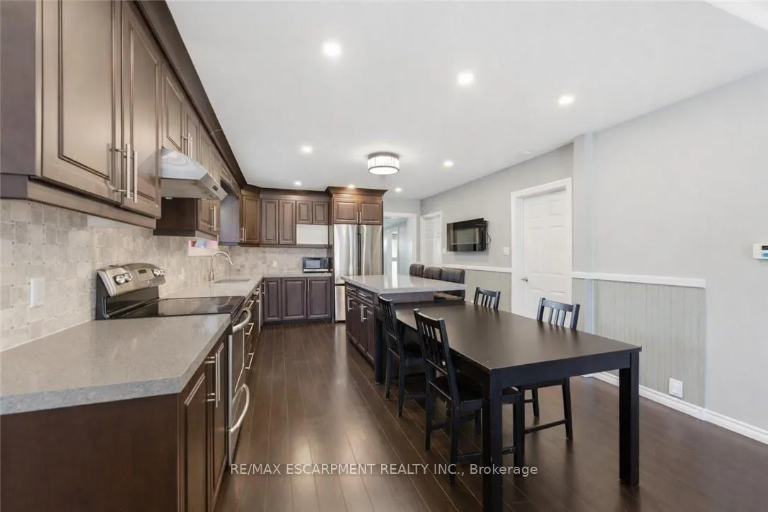 Photo 3 of 80 Walnut Street, Brantford — HOMEH