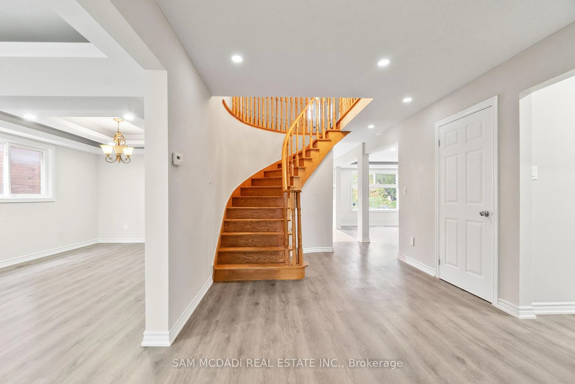 Photo 5 of 149 Sunforest Drive, Brampton, Heart Lake West — HOMEH