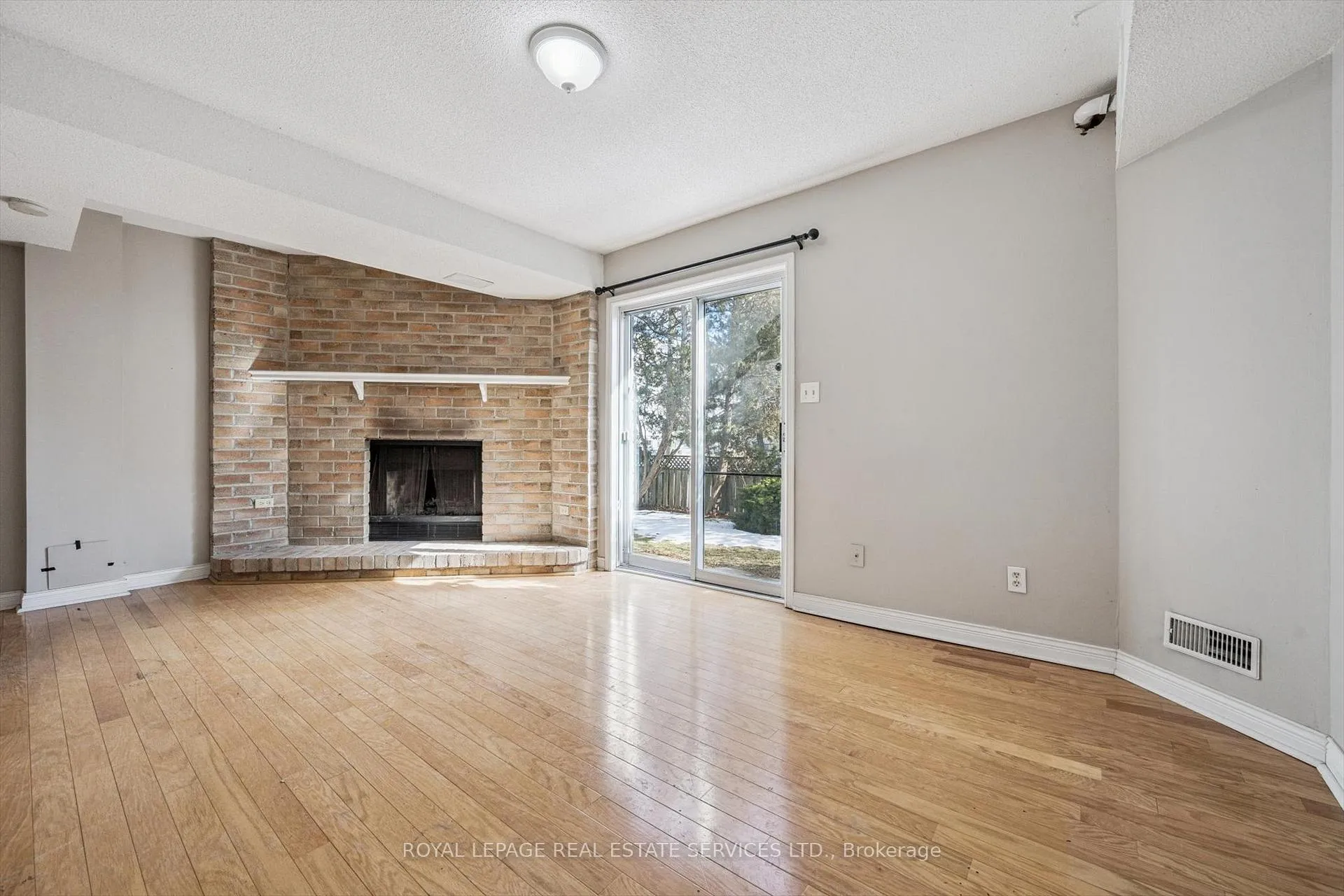 Photo 8 of Unit 22, 2299 Marine Drive, Oakville, Bronte — HOMEH