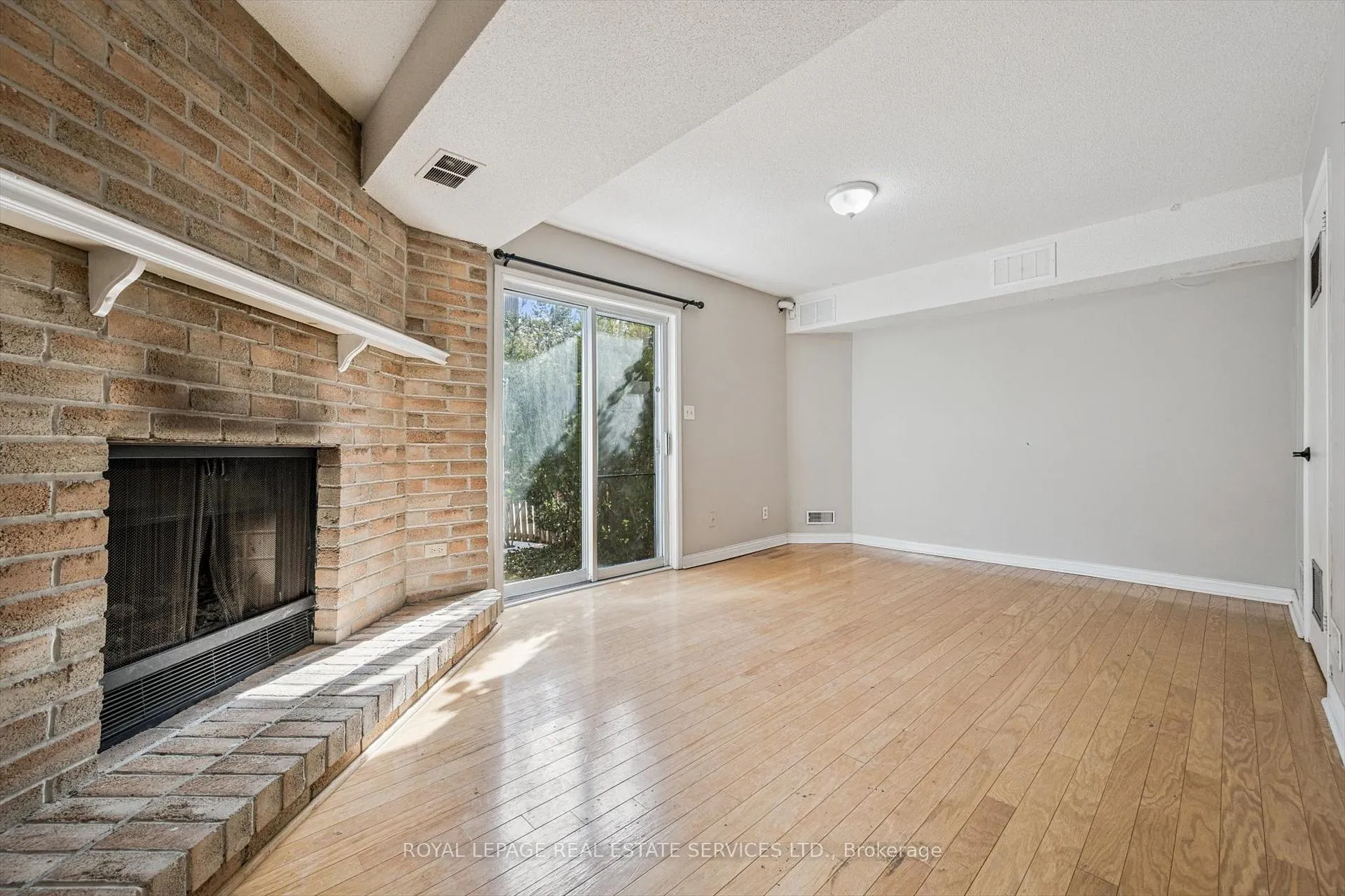 Photo 10 of Unit 22, 2299 Marine Drive, Oakville, Bronte — HOMEH