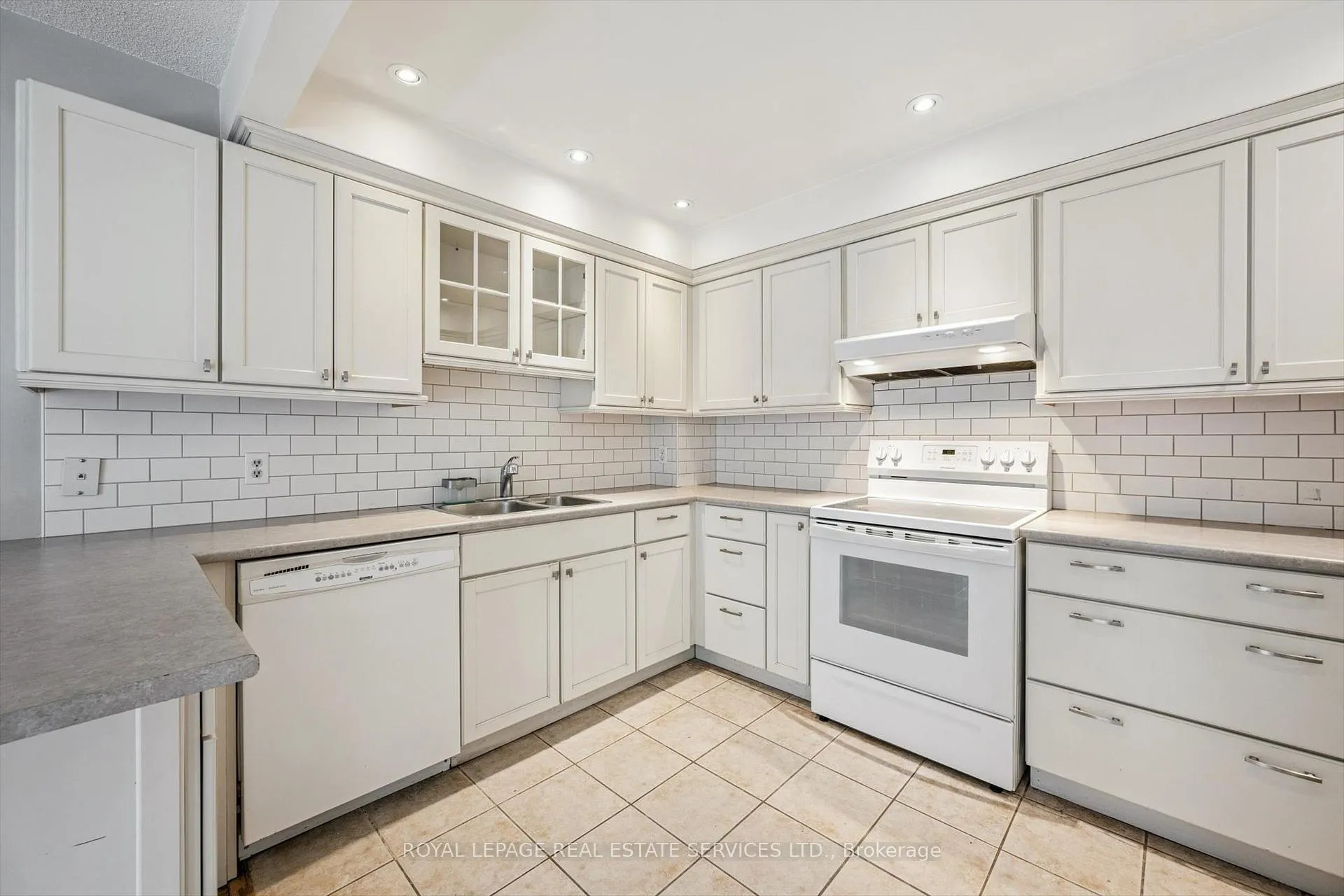 Photo 17 of Unit 22, 2299 Marine Drive, Oakville, Bronte — HOMEH