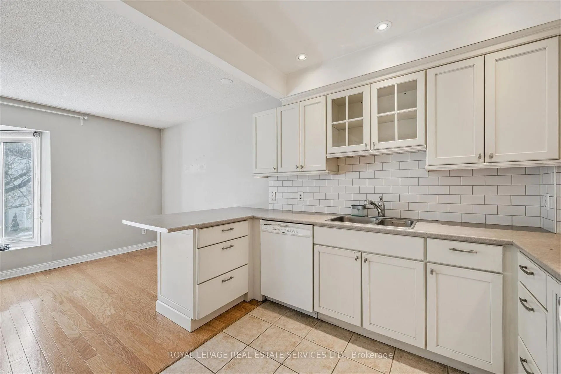 Photo 18 of Unit 22, 2299 Marine Drive, Oakville, Bronte — HOMEH