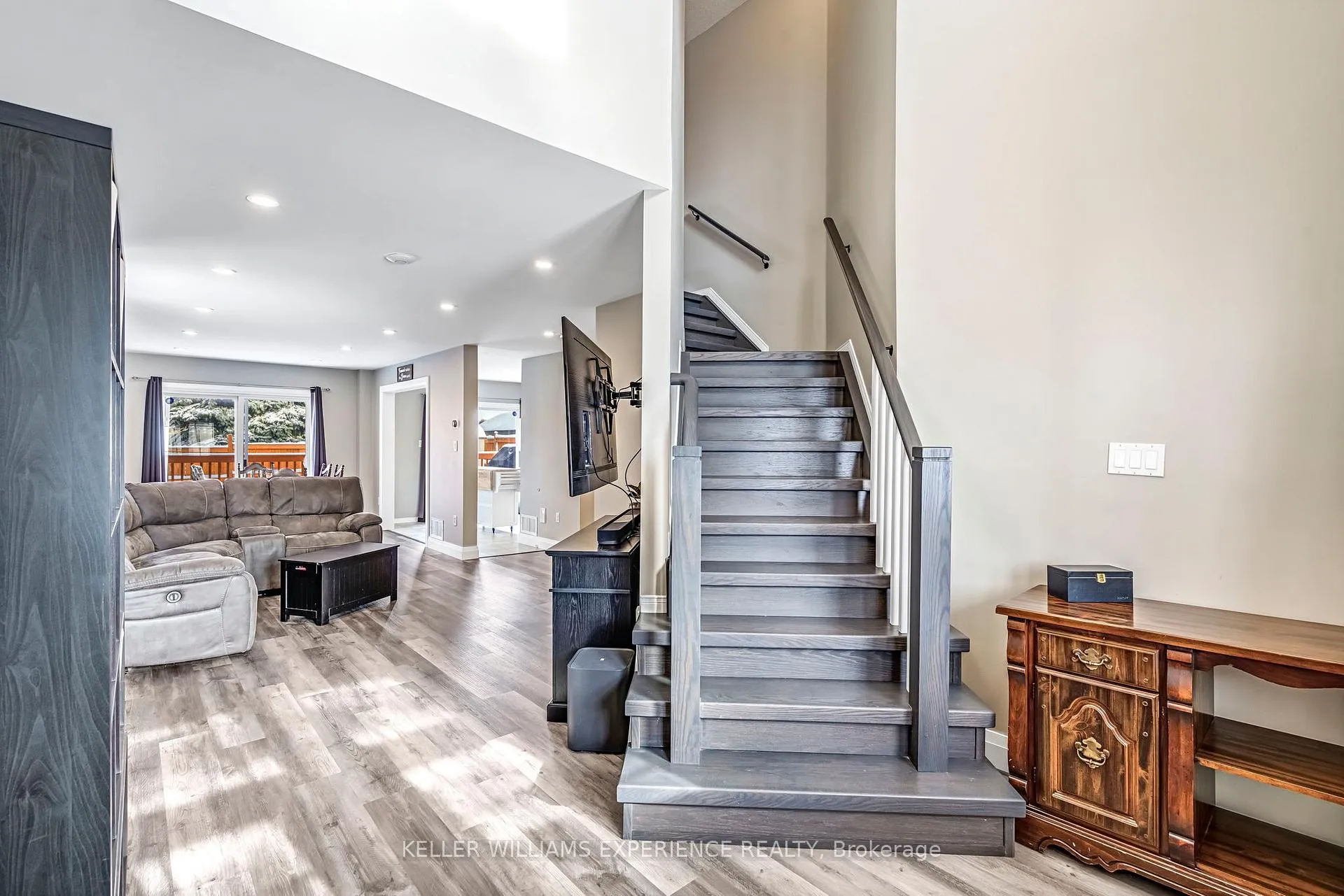 Photo 8 of 28 Coronation Parkway, Barrie, Innis-Shore — HOMEH