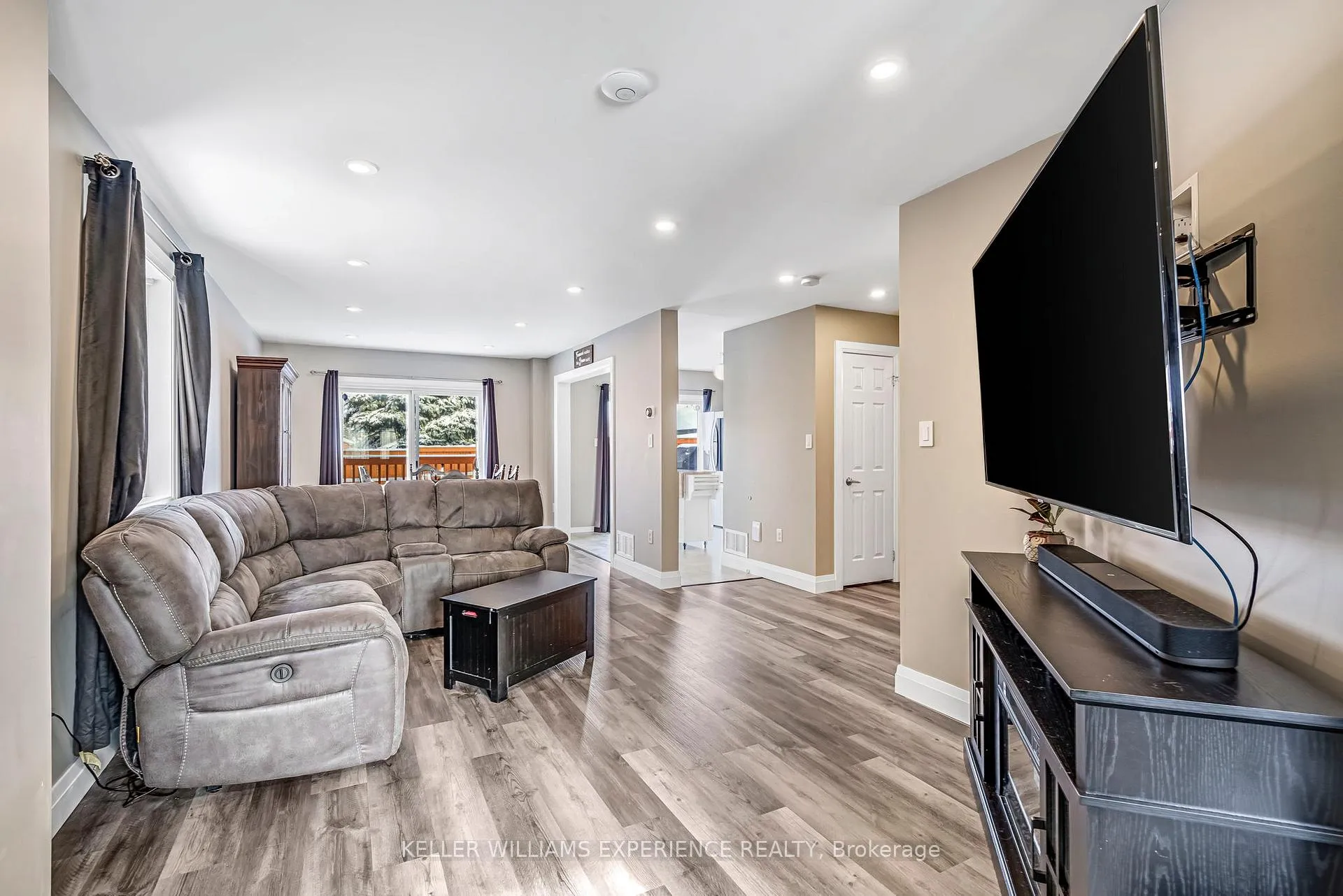 Photo 9 of 28 Coronation Parkway, Barrie, Innis-Shore — HOMEH