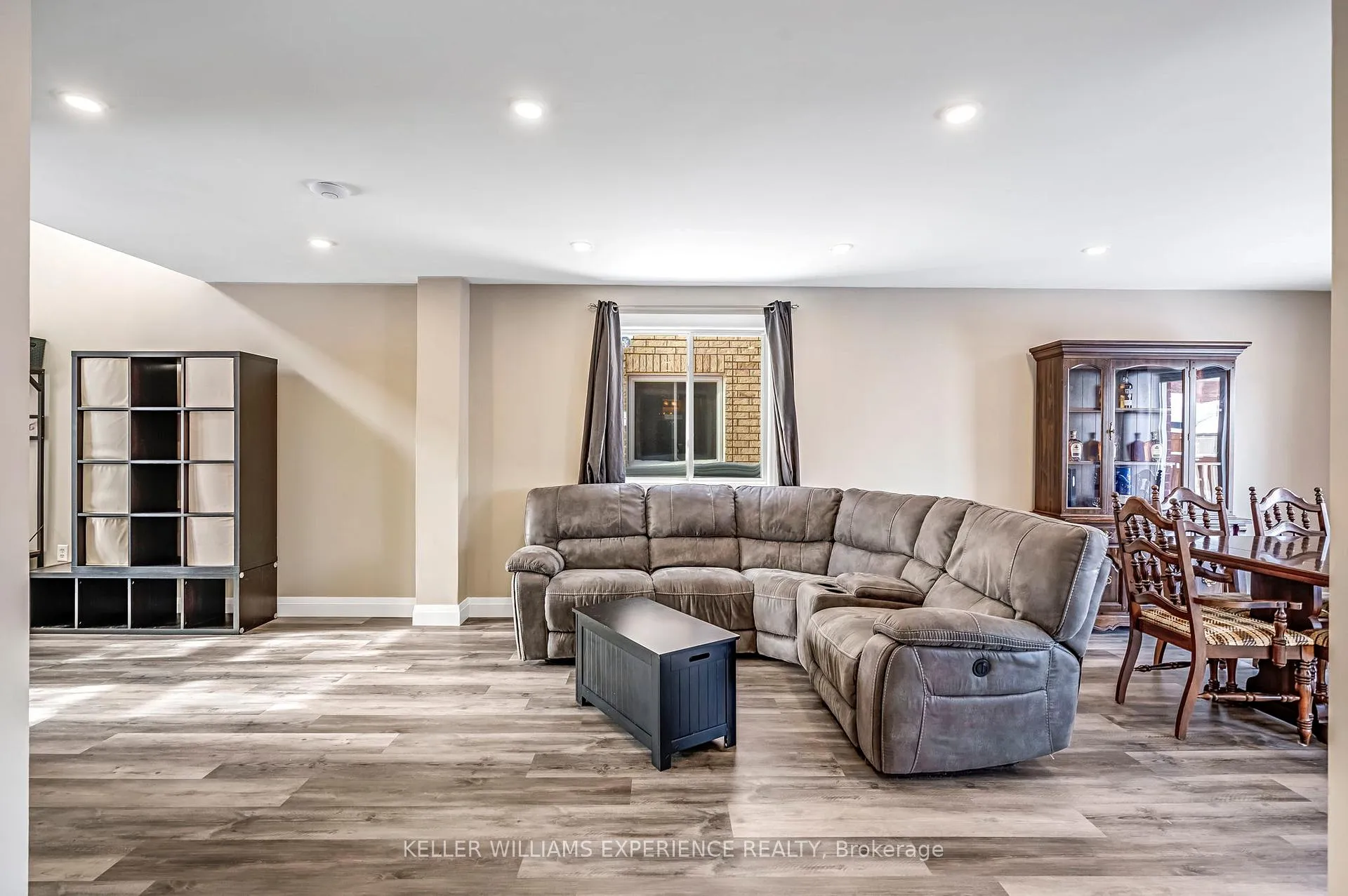 Photo 10 of 28 Coronation Parkway, Barrie, Innis-Shore — HOMEH
