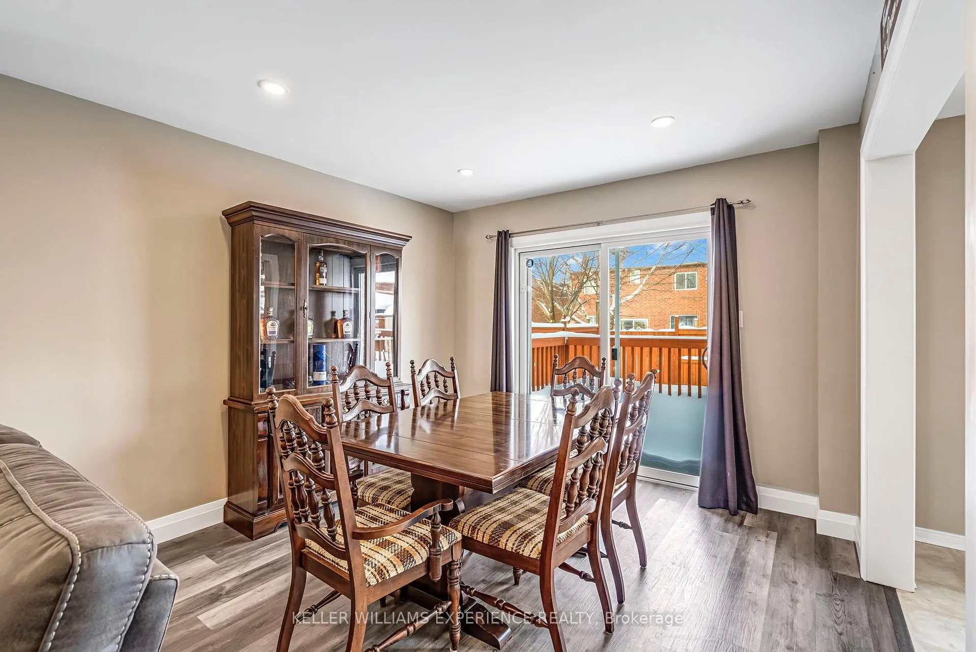 Photo 11 of 28 Coronation Parkway, Barrie, Innis-Shore — HOMEH