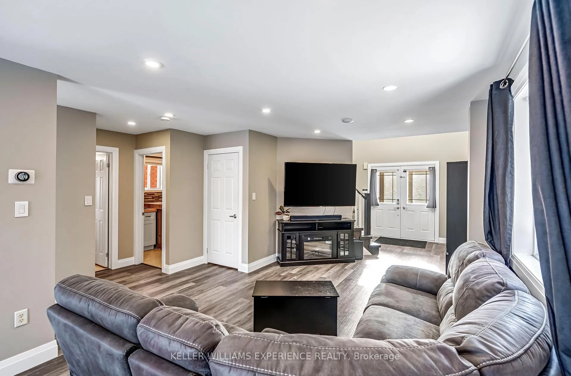 Photo 12 of 28 Coronation Parkway, Barrie, Innis-Shore — HOMEH