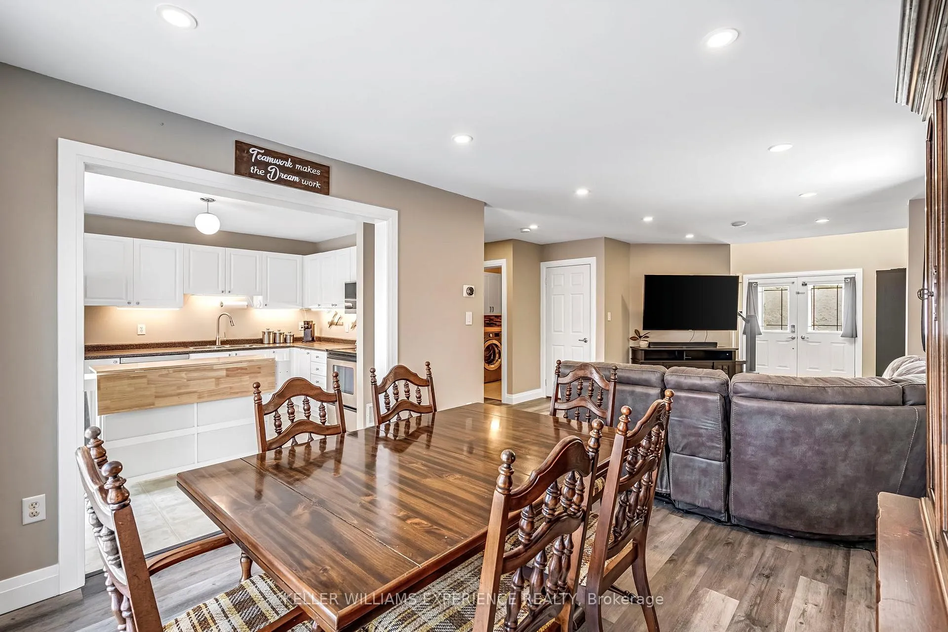 Photo 13 of 28 Coronation Parkway, Barrie, Innis-Shore — HOMEH