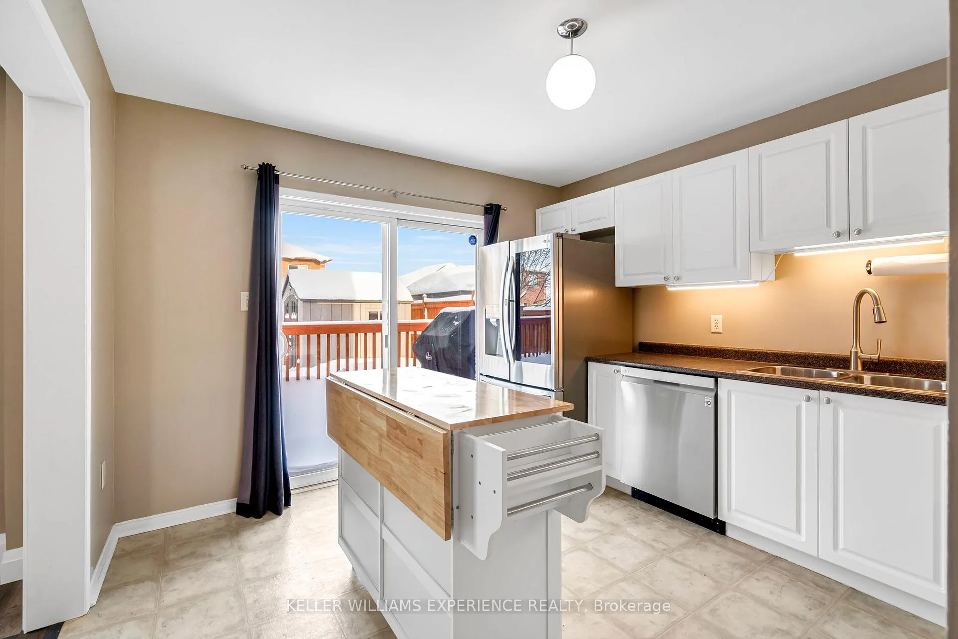 Photo 15 of 28 Coronation Parkway, Barrie, Innis-Shore — HOMEH