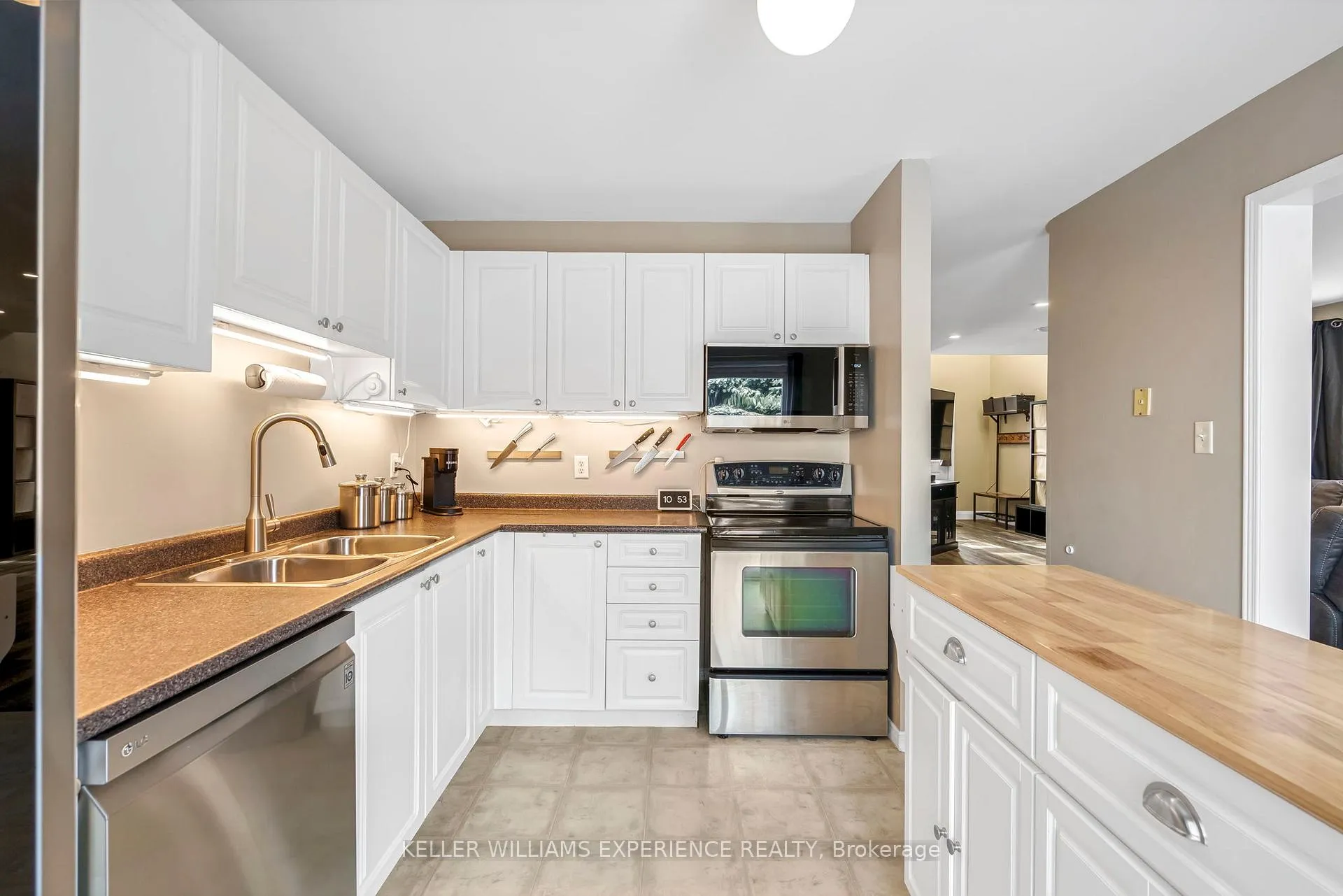 Photo 16 of 28 Coronation Parkway, Barrie, Innis-Shore — HOMEH