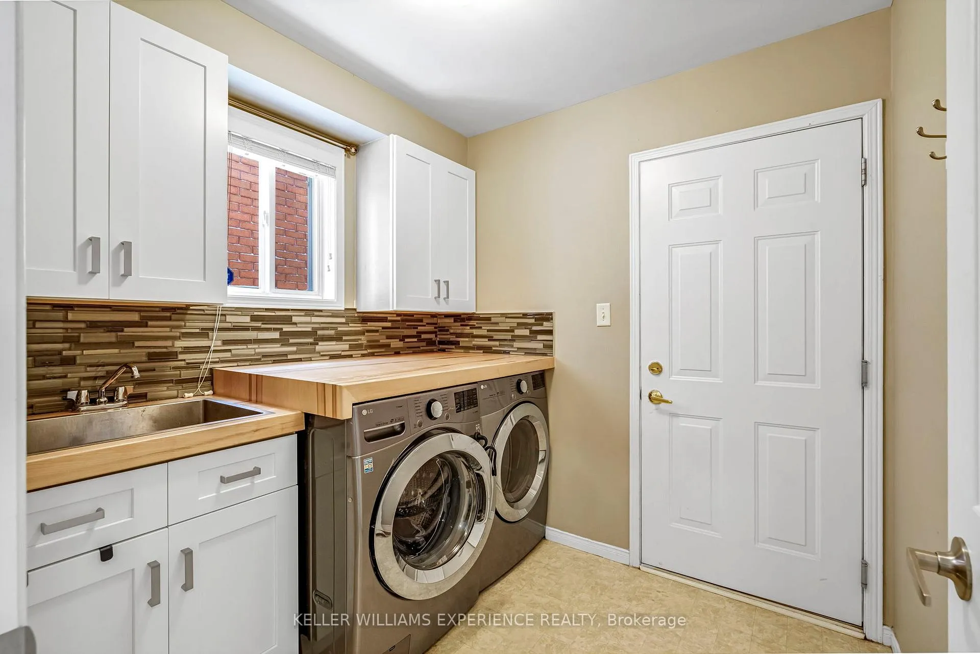 Photo 19 of 28 Coronation Parkway, Barrie, Innis-Shore — HOMEH