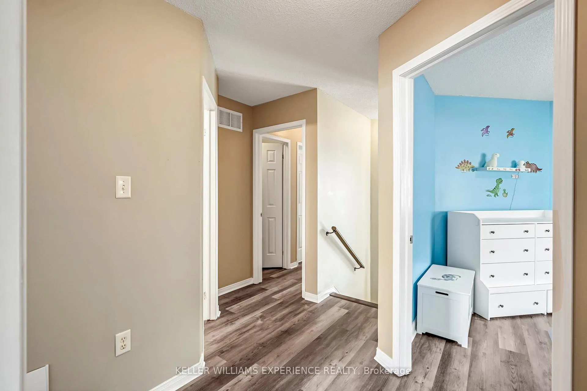 Photo 22 of 28 Coronation Parkway, Barrie, Innis-Shore — HOMEH