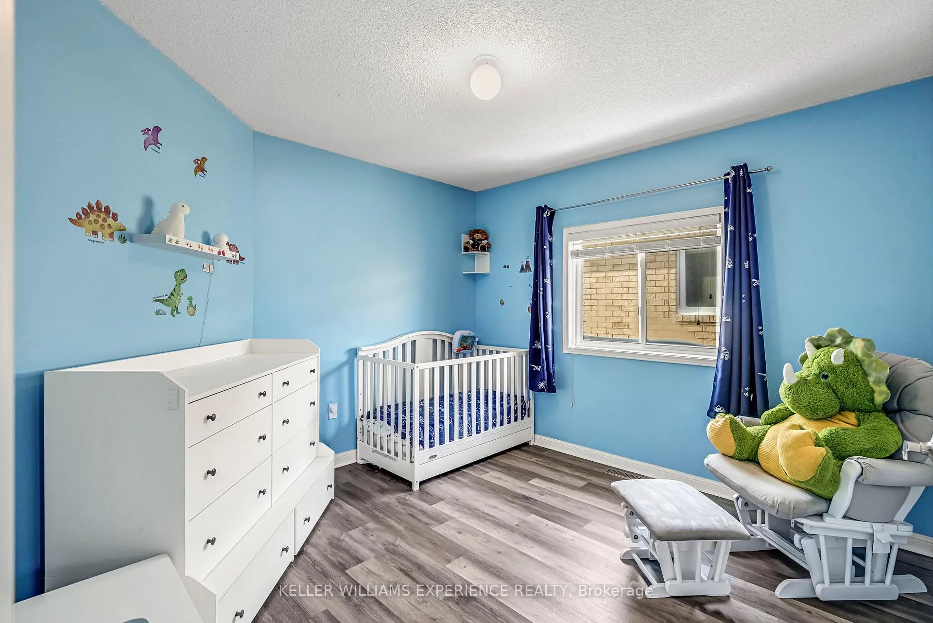 Photo 23 of 28 Coronation Parkway, Barrie, Innis-Shore — HOMEH