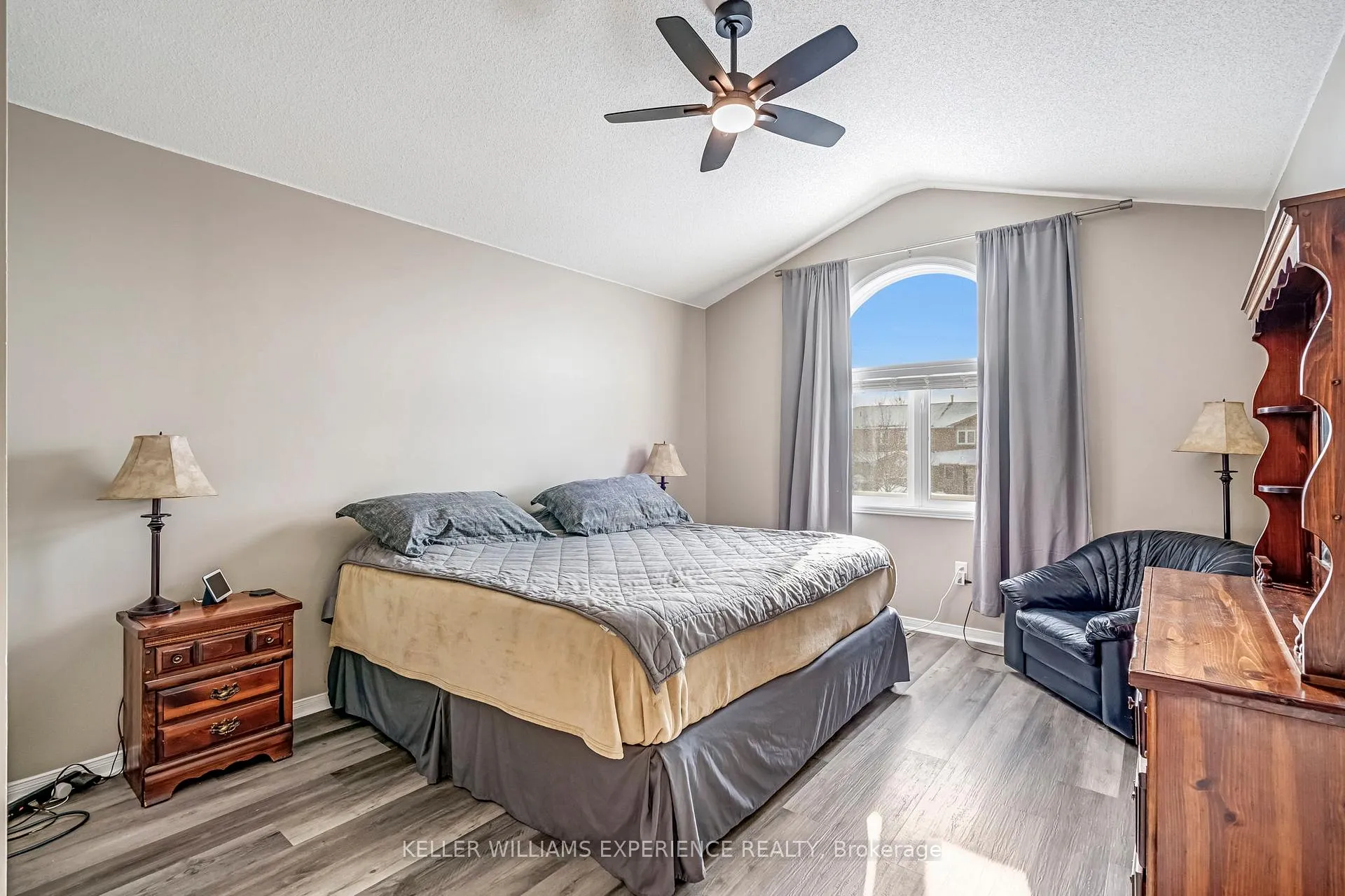 Photo 31 of 28 Coronation Parkway, Barrie, Innis-Shore — HOMEH
