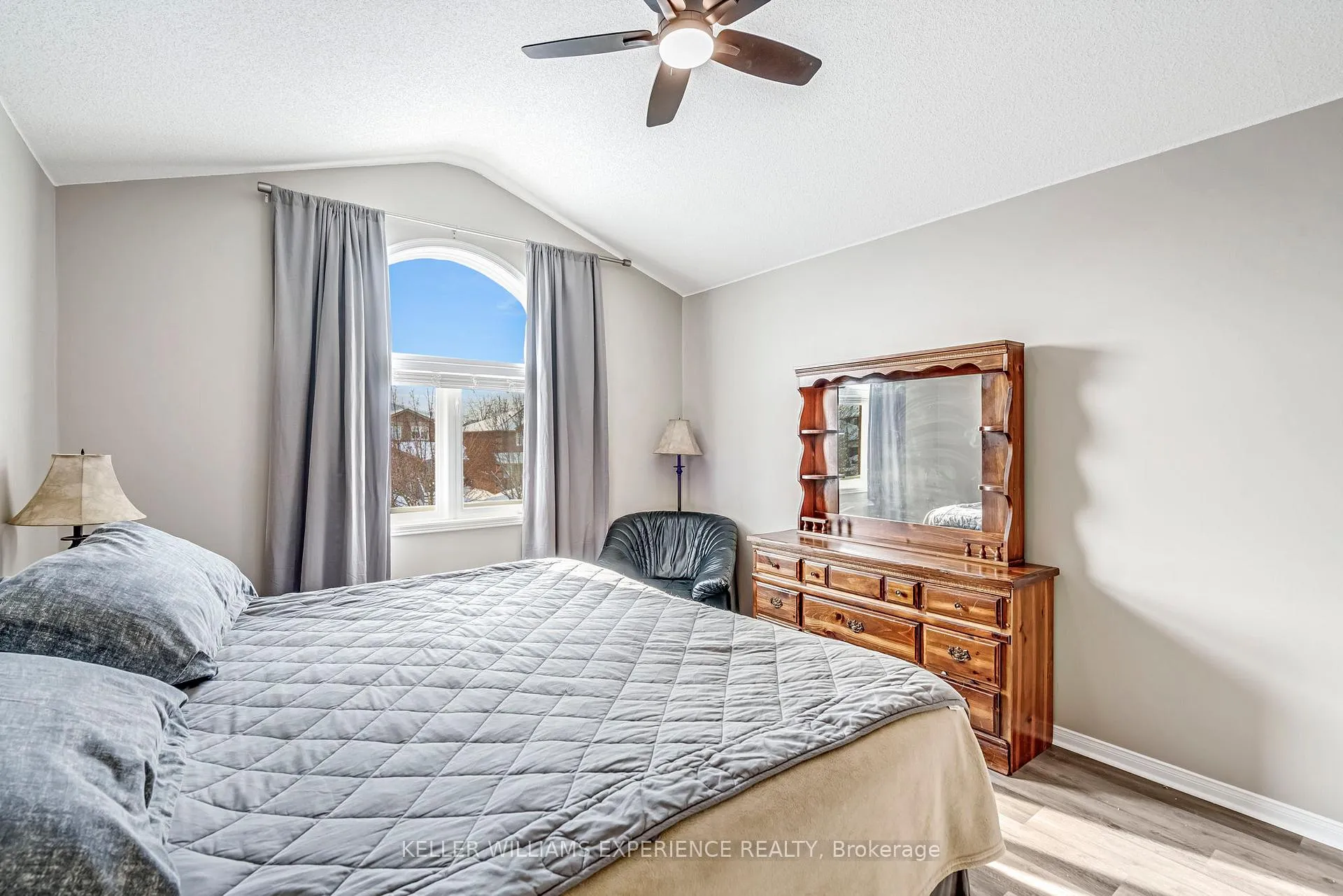 Photo 32 of 28 Coronation Parkway, Barrie, Innis-Shore — HOMEH