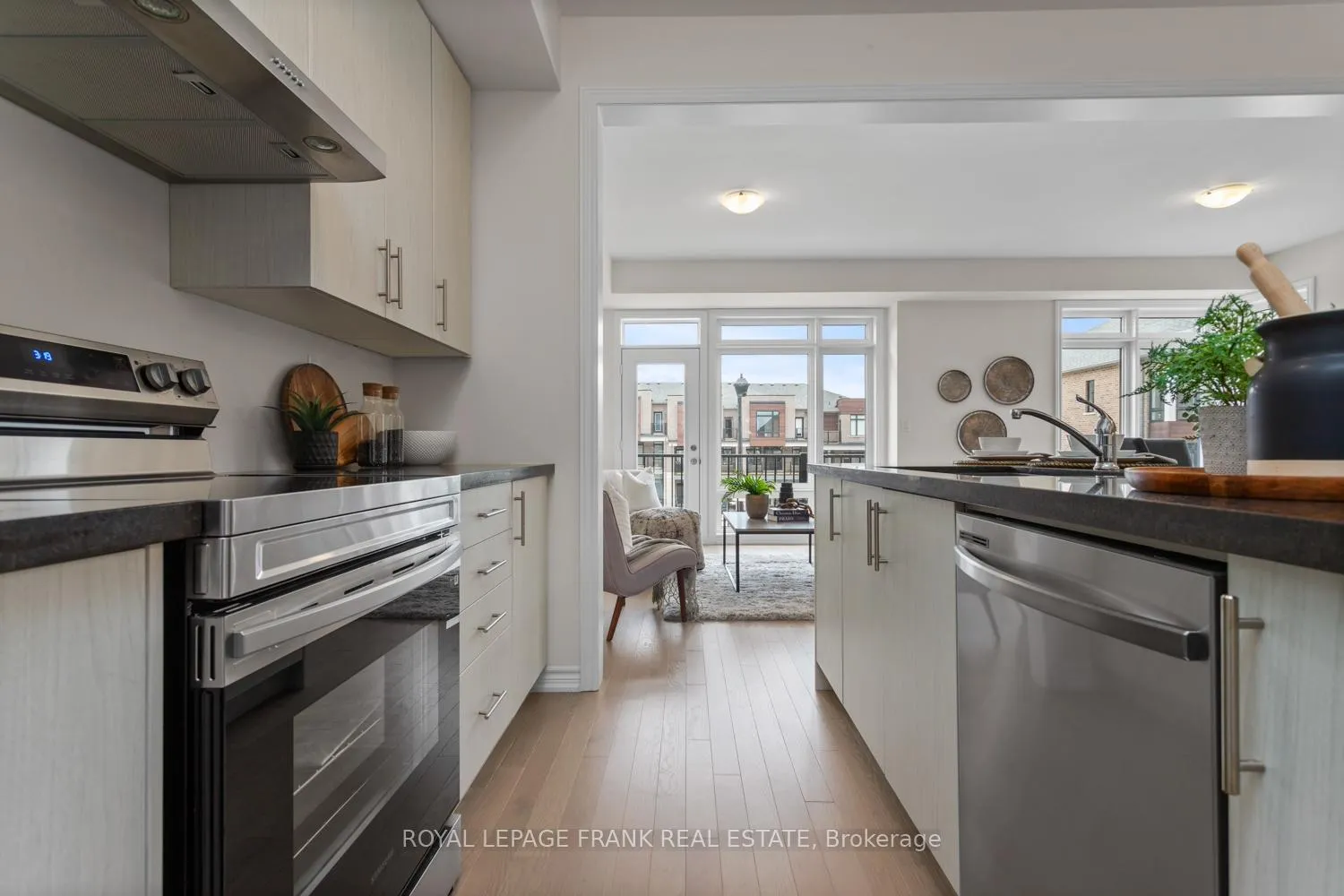 Photo 10 of 26 Gunton Street, Aurora, Bayview Northeast — HOMEH