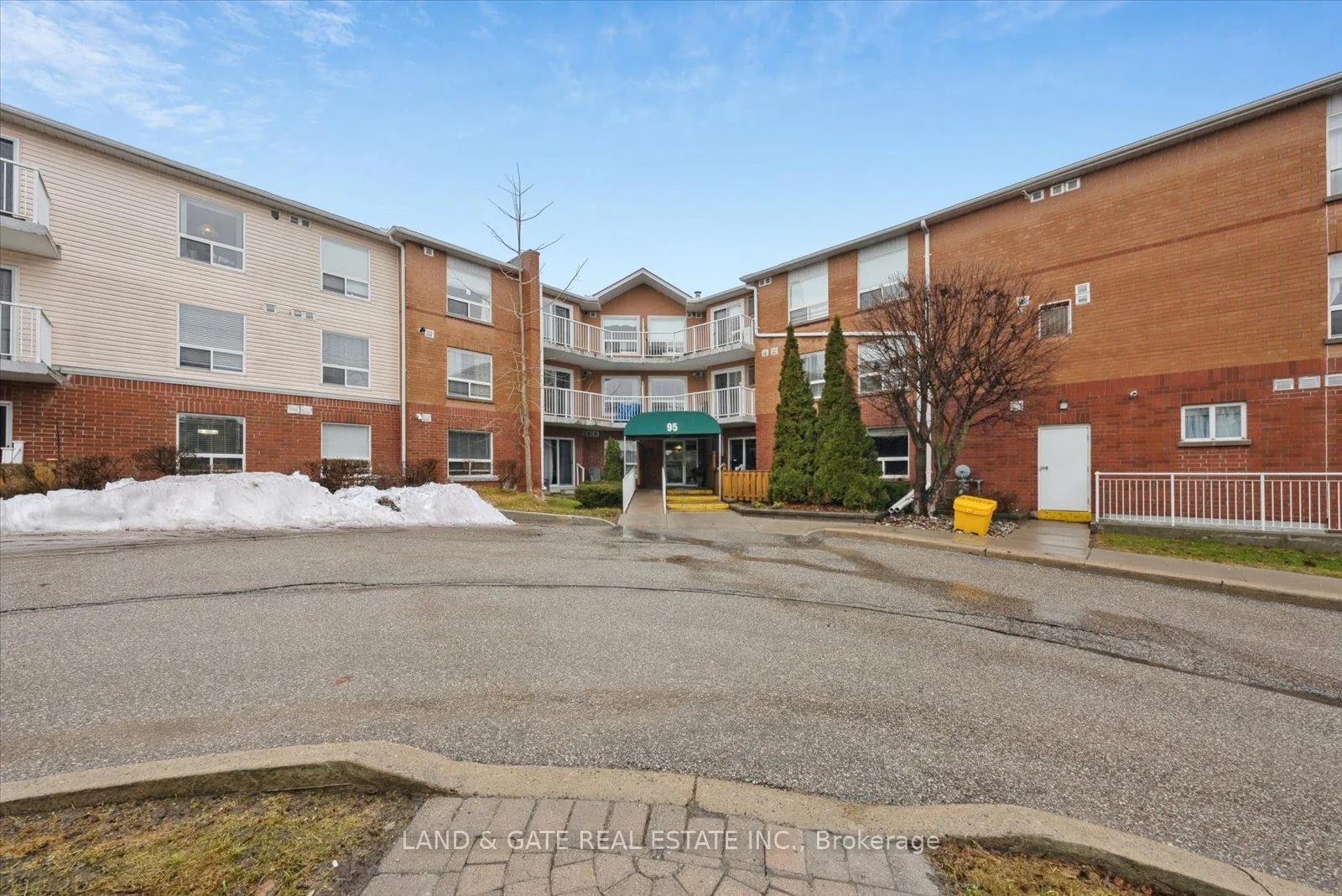 Photo 2 of Unit 103, 95 Wellington Street, Clarington, Bowmanville — HOMEH