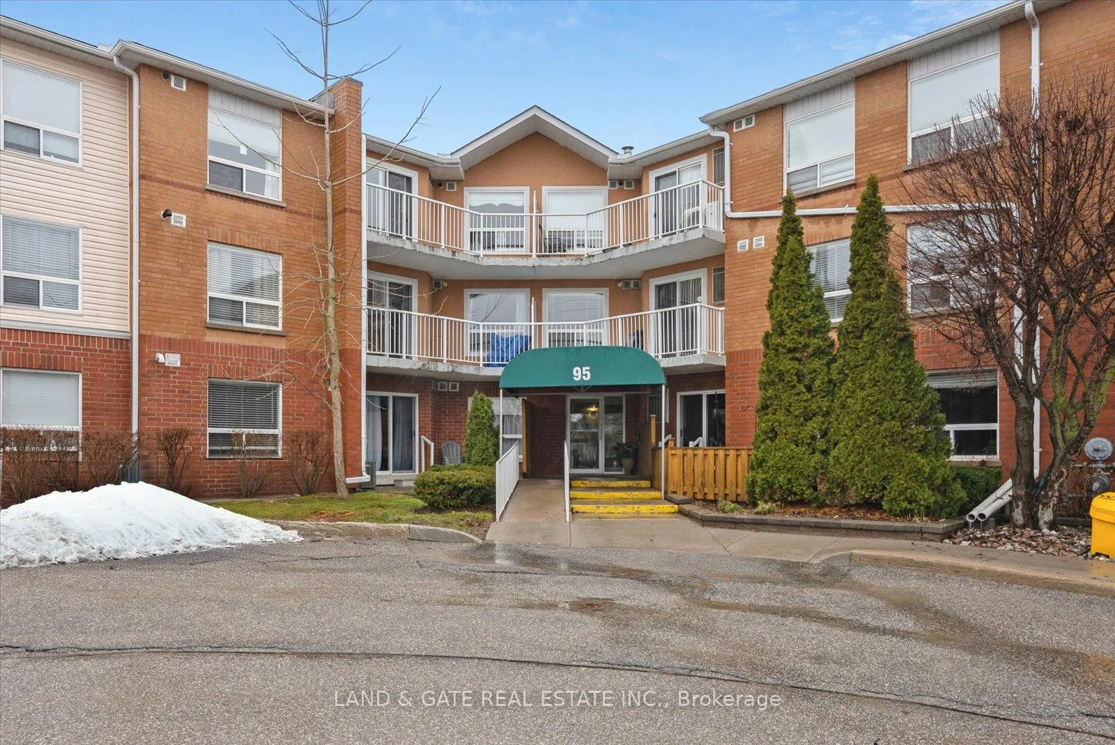 Photo 3 of Unit 103, 95 Wellington Street, Clarington, Bowmanville — HOMEH