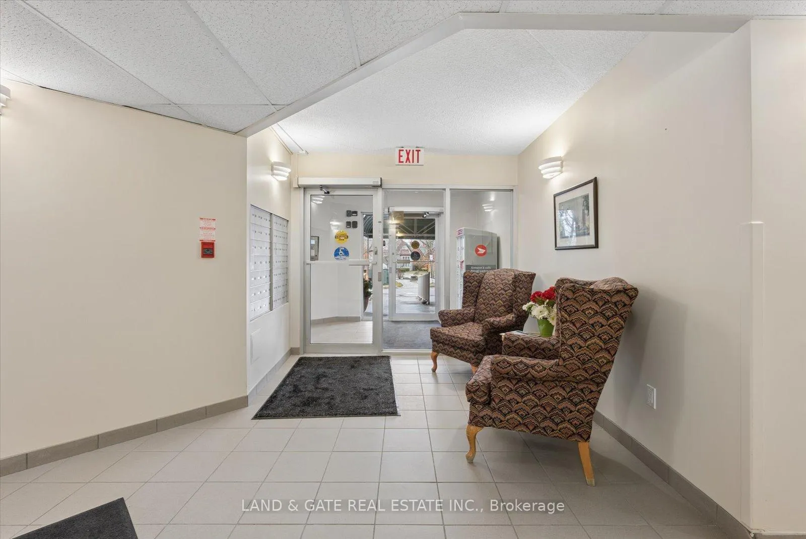 Photo 4 of Unit 103, 95 Wellington Street, Clarington, Bowmanville — HOMEH