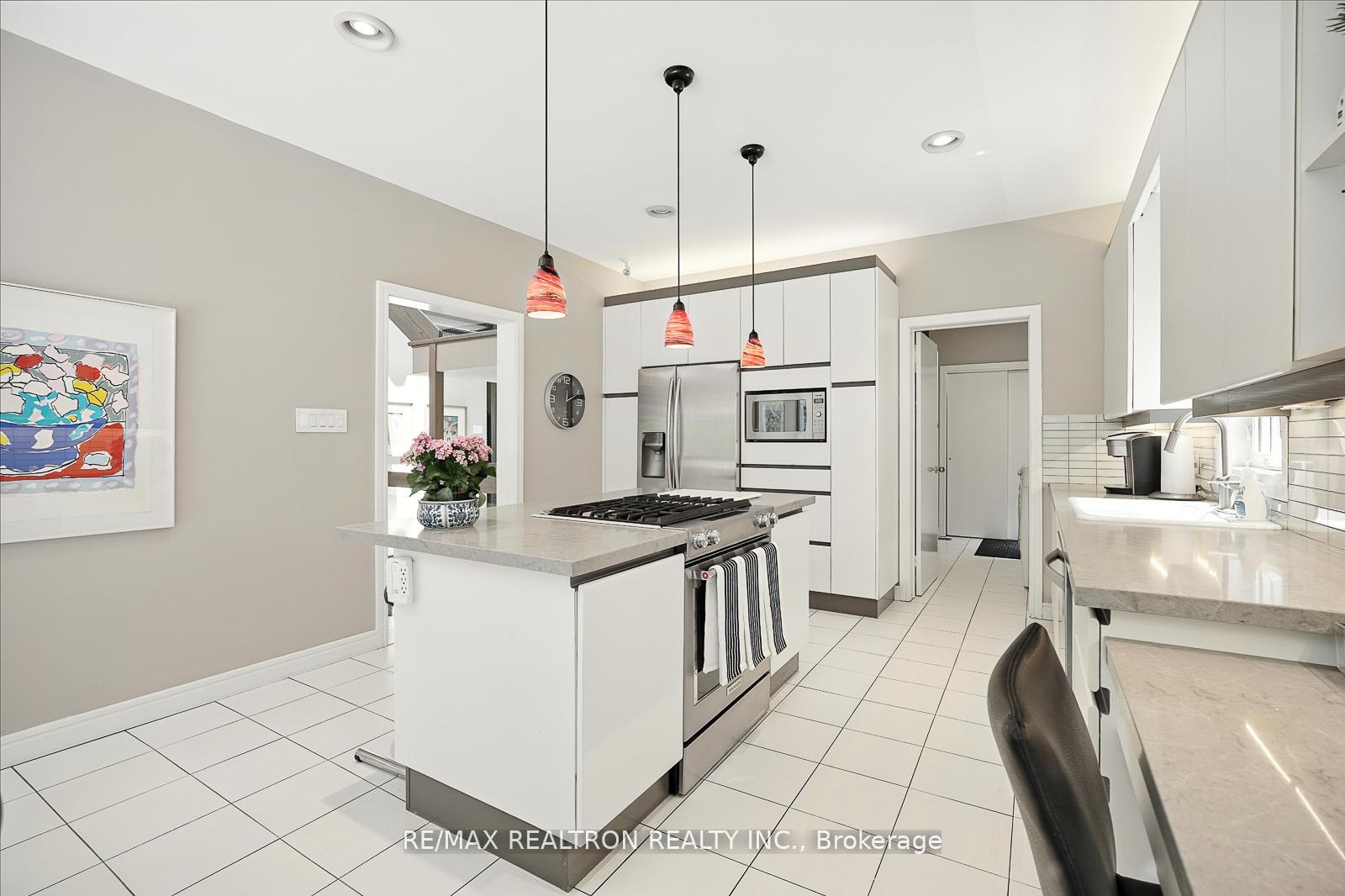 Photo 17 of 34 Prince Edward Boulevard, Markham, Thornlea — HOMEH