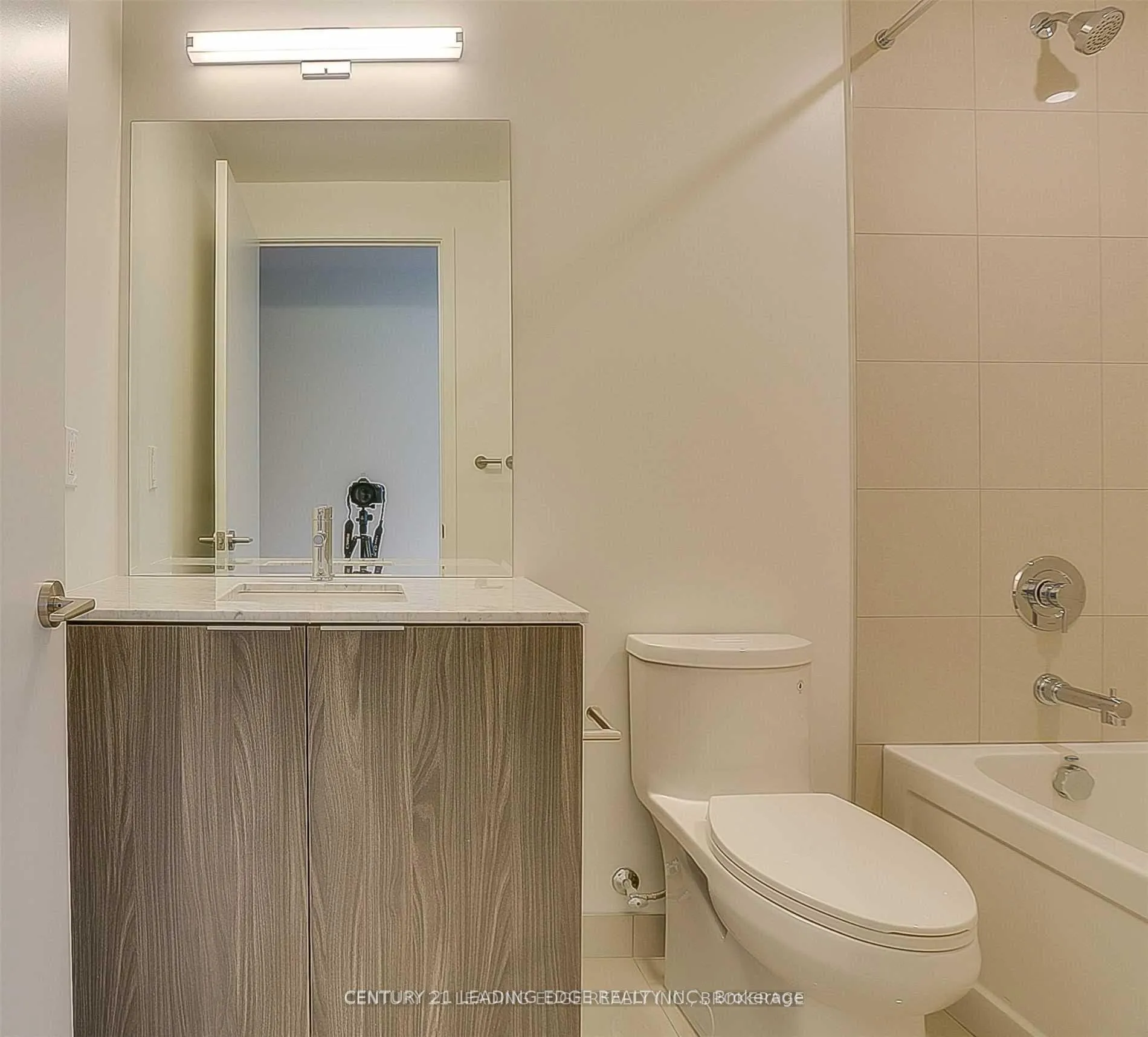 Photo 5 of Unit 207, 15 Queens Quay E, Toronto, Waterfront Communities — HOMEH