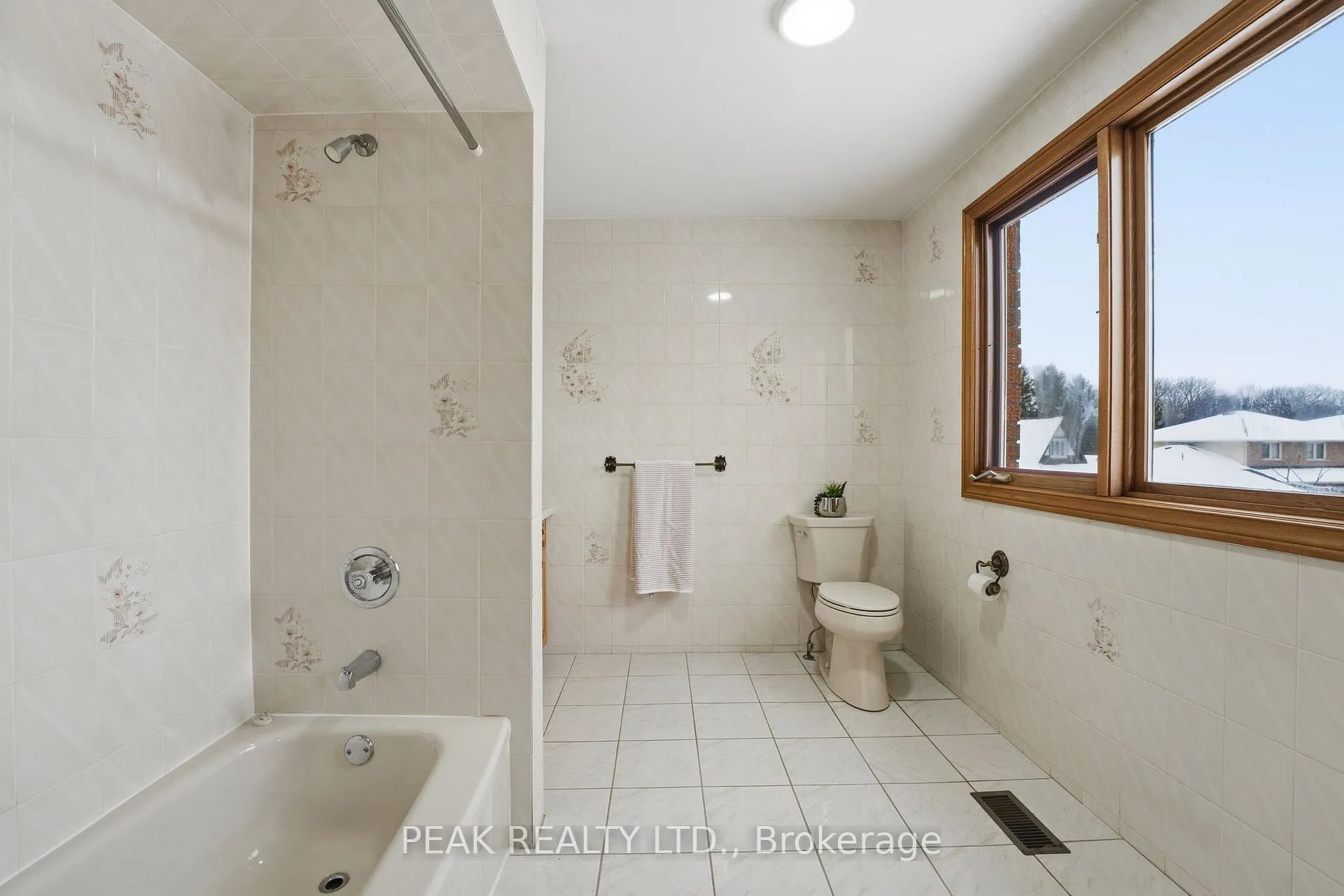 Photo 24 of 75 Ludlow Crescent, Brantford — HOMEH