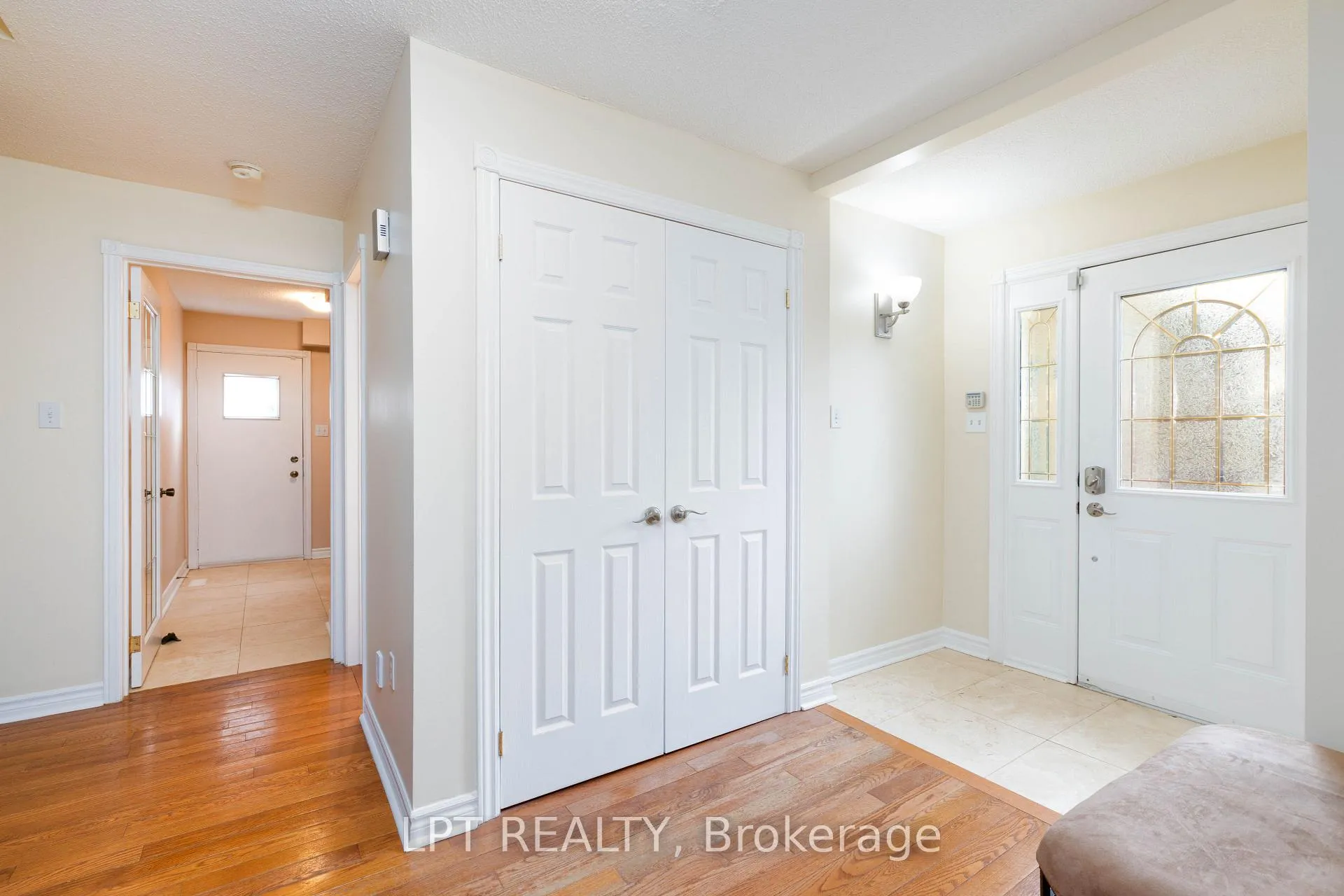 Photo 3 of 54 Meyer Circle, Markham, Markham Village — HOMEH