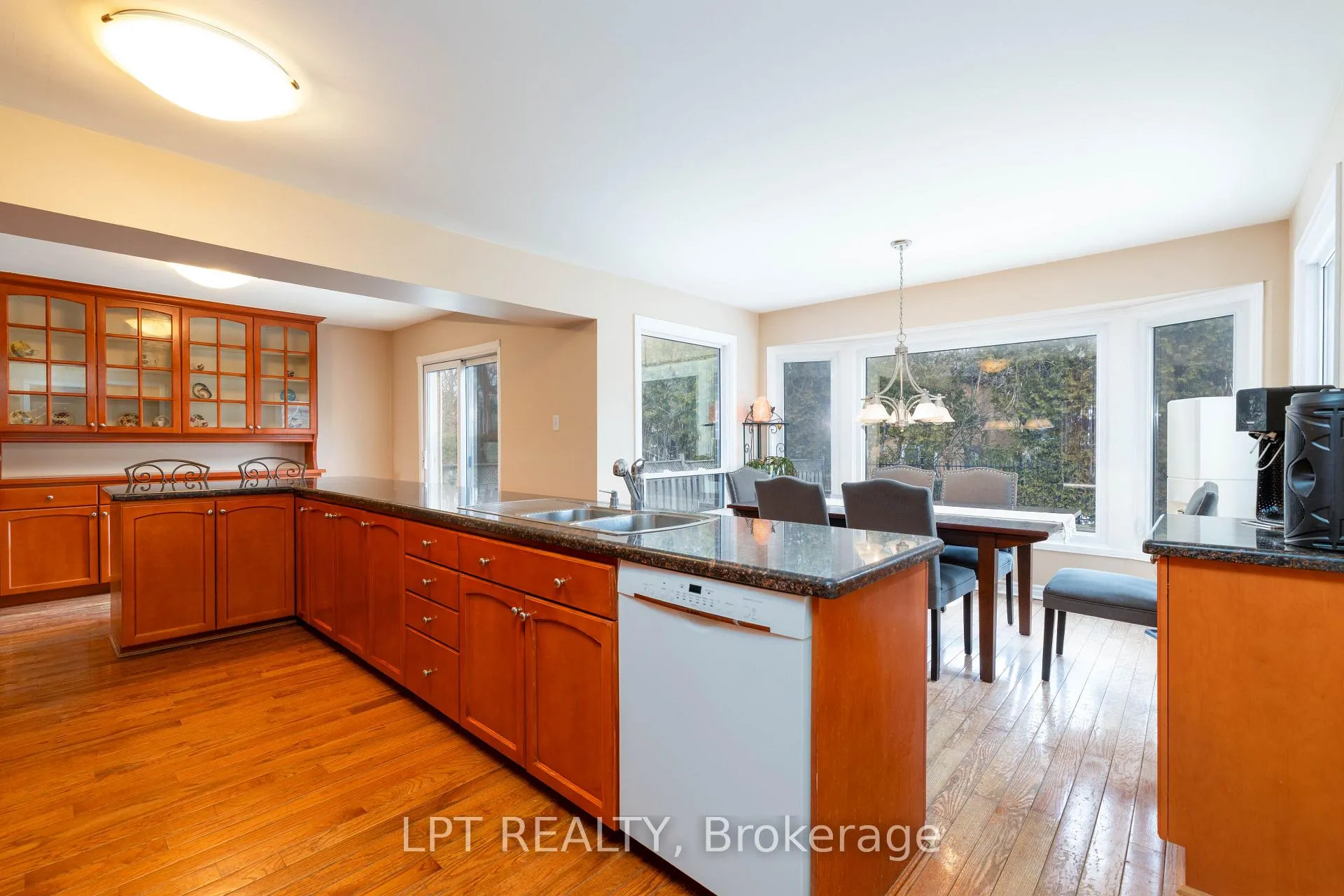 Photo 9 of 54 Meyer Circle, Markham, Markham Village — HOMEH