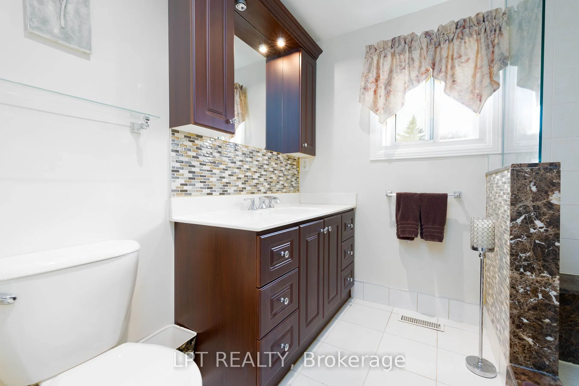 Photo 17 of 54 Meyer Circle, Markham, Markham Village — HOMEH
