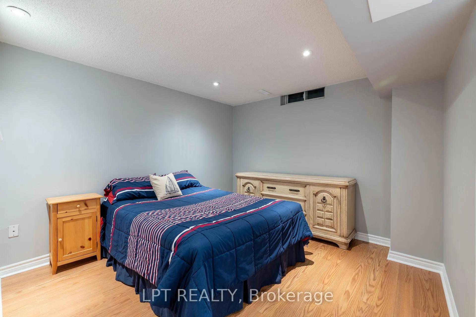 Photo 29 of 54 Meyer Circle, Markham, Markham Village — HOMEH