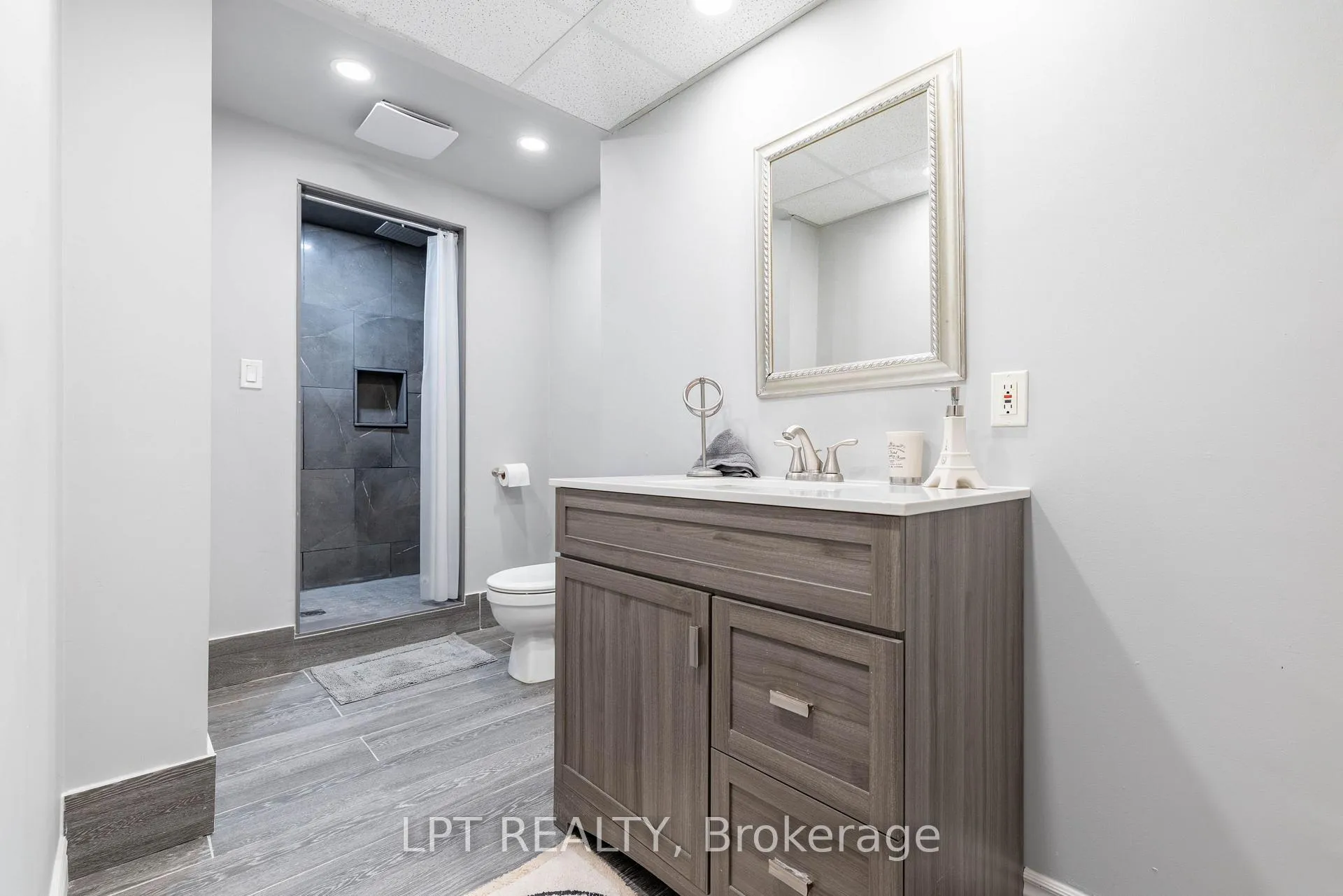 Photo 32 of 54 Meyer Circle, Markham, Markham Village — HOMEH