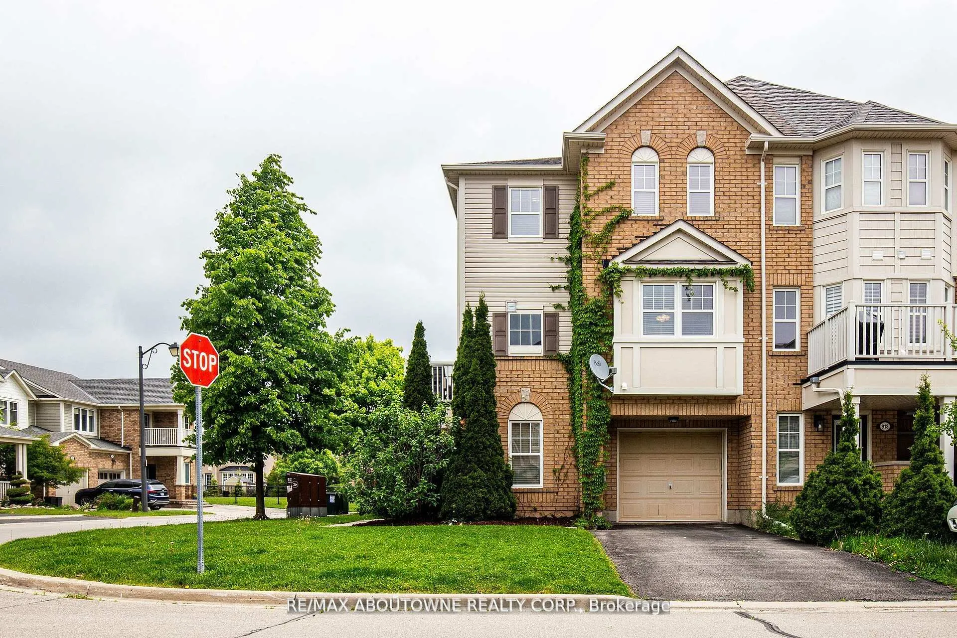 Photo 2 of 911 Deverell Place, Milton, Coates — HOMEH