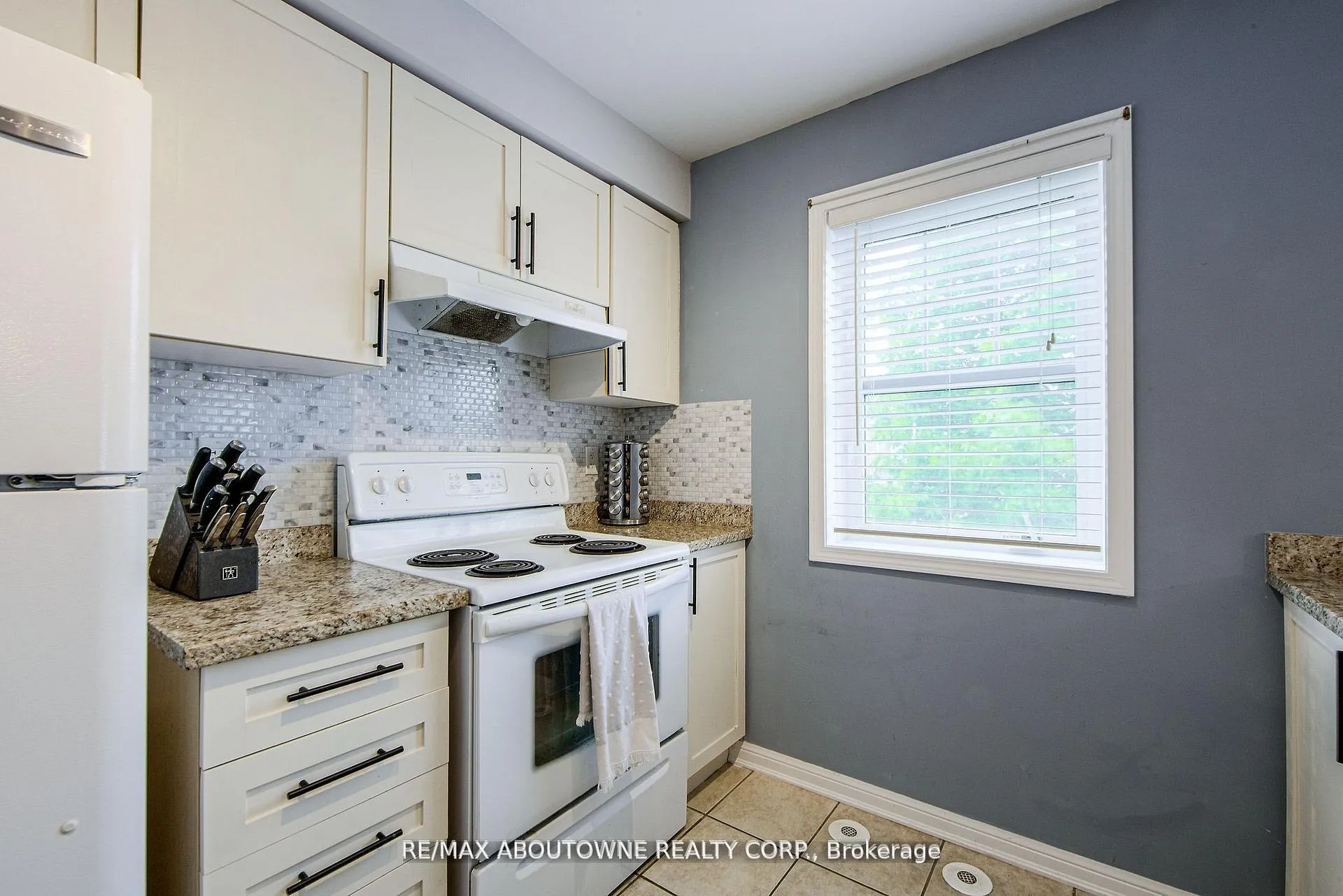 Photo 10 of 911 Deverell Place, Milton, Coates — HOMEH