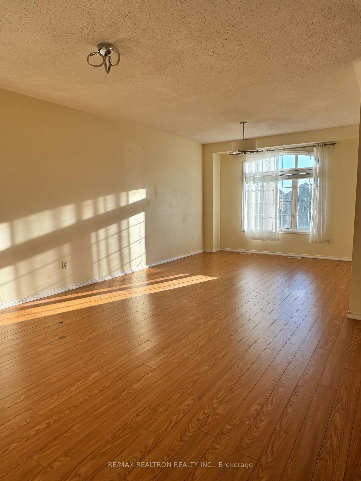 Photo 5 of 16 Quarrie Lane, Ajax, Northeast Ajax — HOMEH